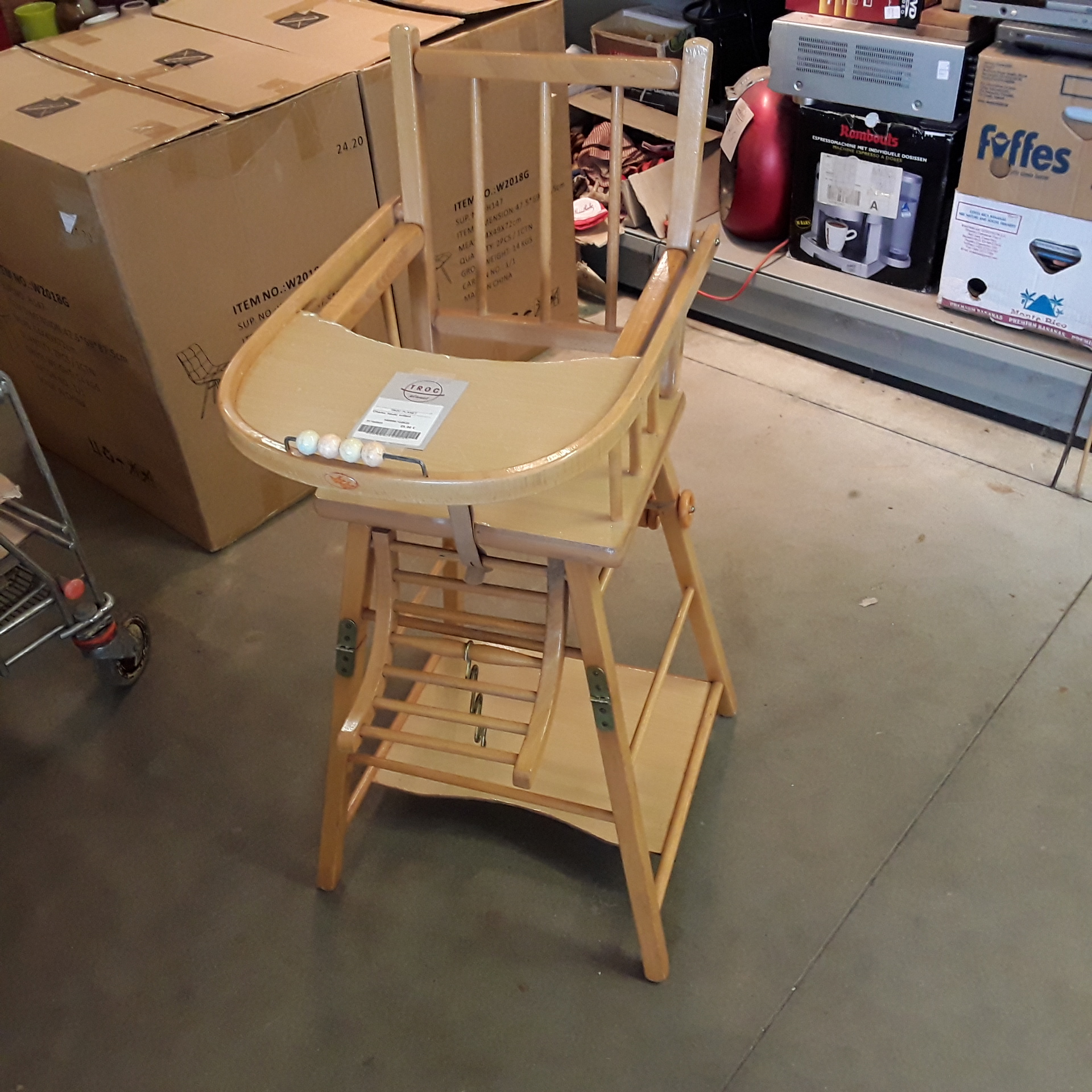 <p>Chaise haute enfant<br />25,00 € T.T.C<br /><a href="/Article/122635?type=depose" style="color:white;" target="_blank">Lien vers l&#39;article</a></p>