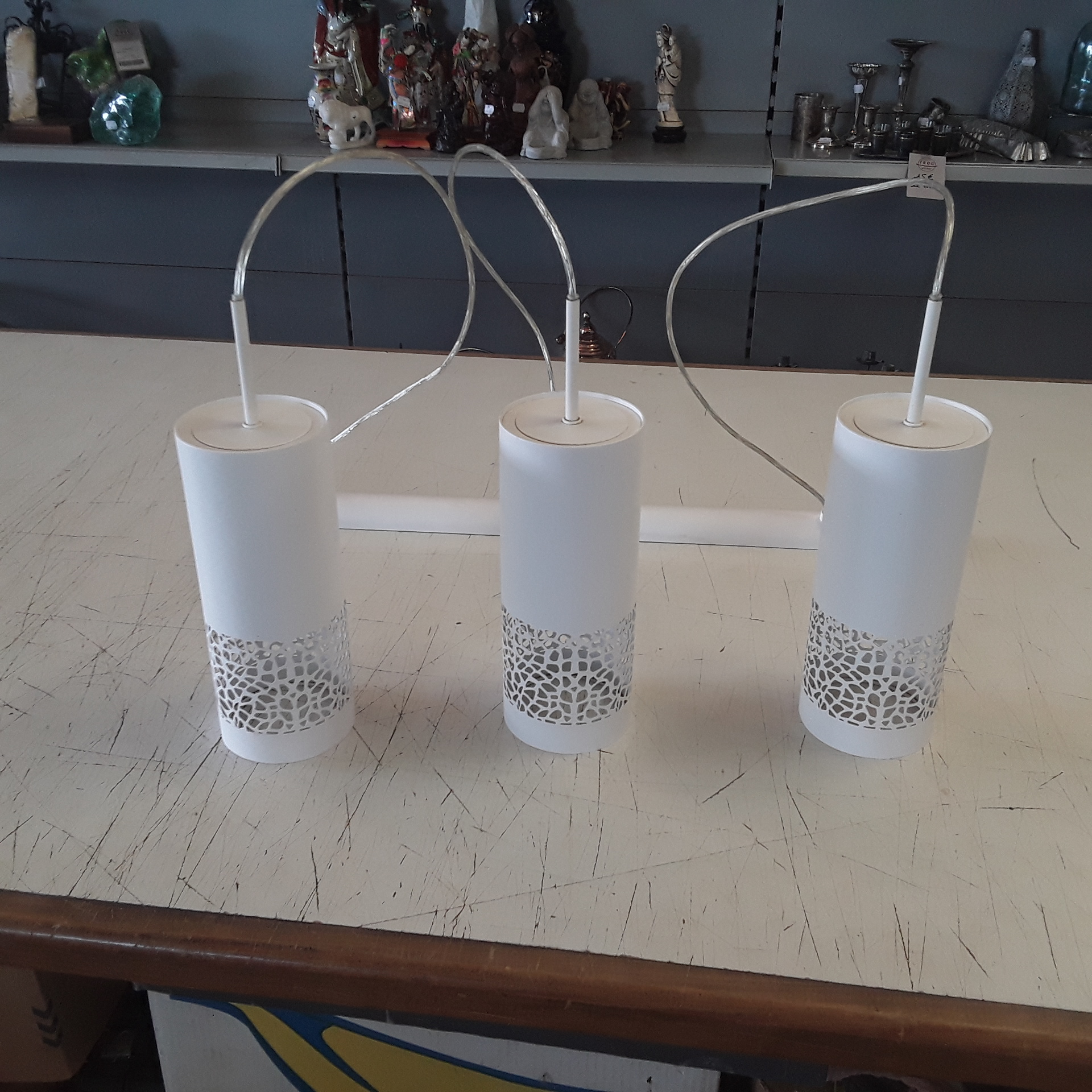 <p>suspension Eglo moderne<br />3 lampes blanches<br />32,00 € T.T.C<br /><a href="/Article/122288?type=depose" style="color:white;" target="_blank">Lien vers l&#39;article</a></p>