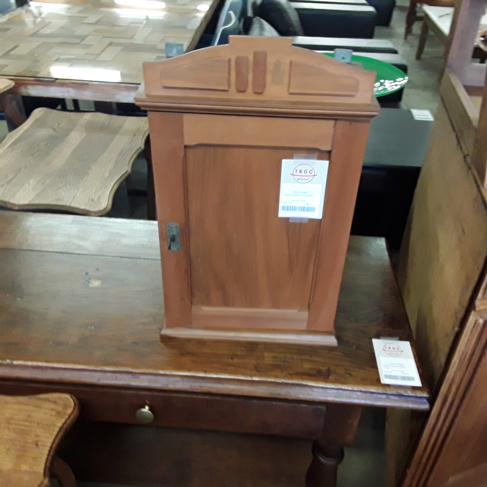 <p>Petite meuble à suspendre<br />15,00 € T.T.C<br /><a href="/Article/123055?type=depose" style="color:white;" target="_blank">Lien vers l'article</a></p>