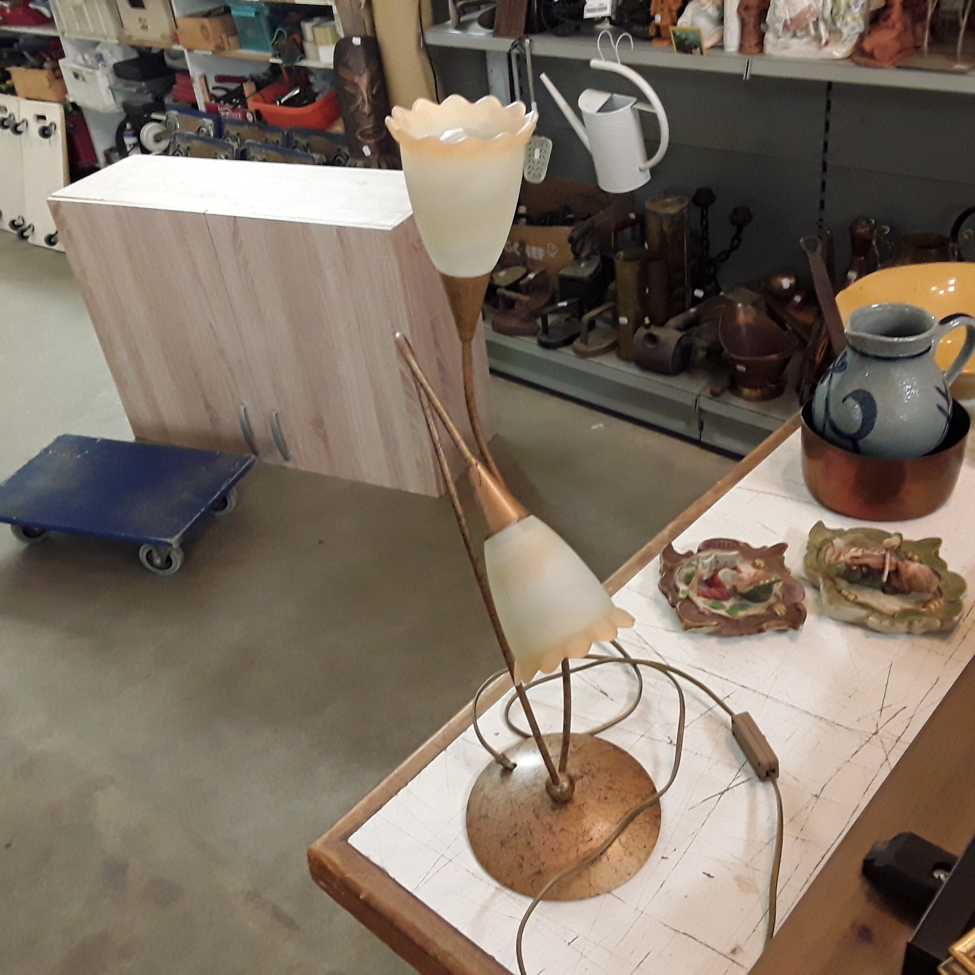 <p>Lampe double bobèches<br />fleurs<br />15,00 € T.T.C<br /><a href="/Article/122740?type=depose" style="color:white;" target="_blank">Lien vers l&#39;article</a></p>