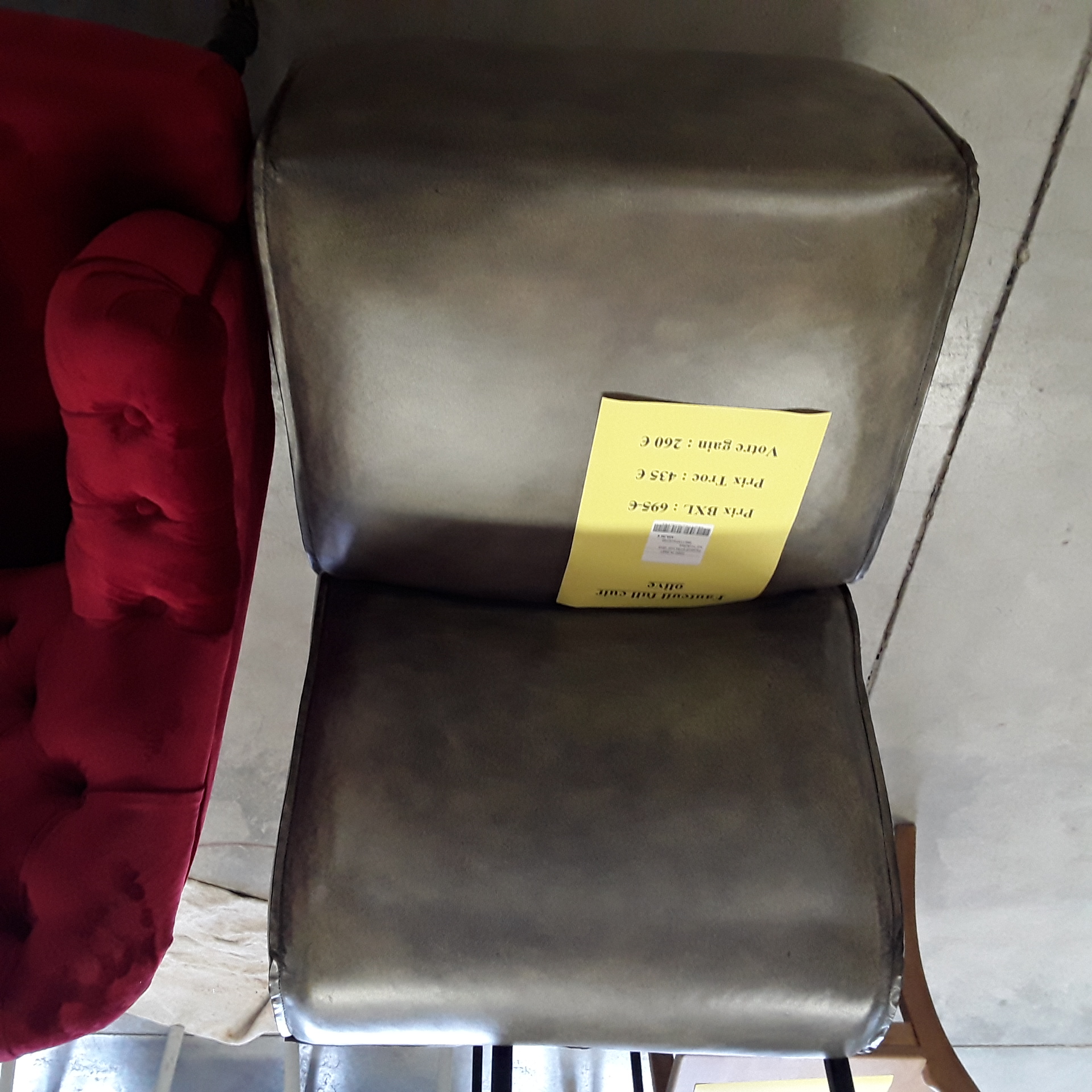 <p>Fauteuil DT54 cuir olive<br />sur roulettes<br />435,00 € T.T.C<br /><a href="/Article/4243?type=neuf" style="color:white;" target="_blank">Lien vers l&#39;article</a></p>