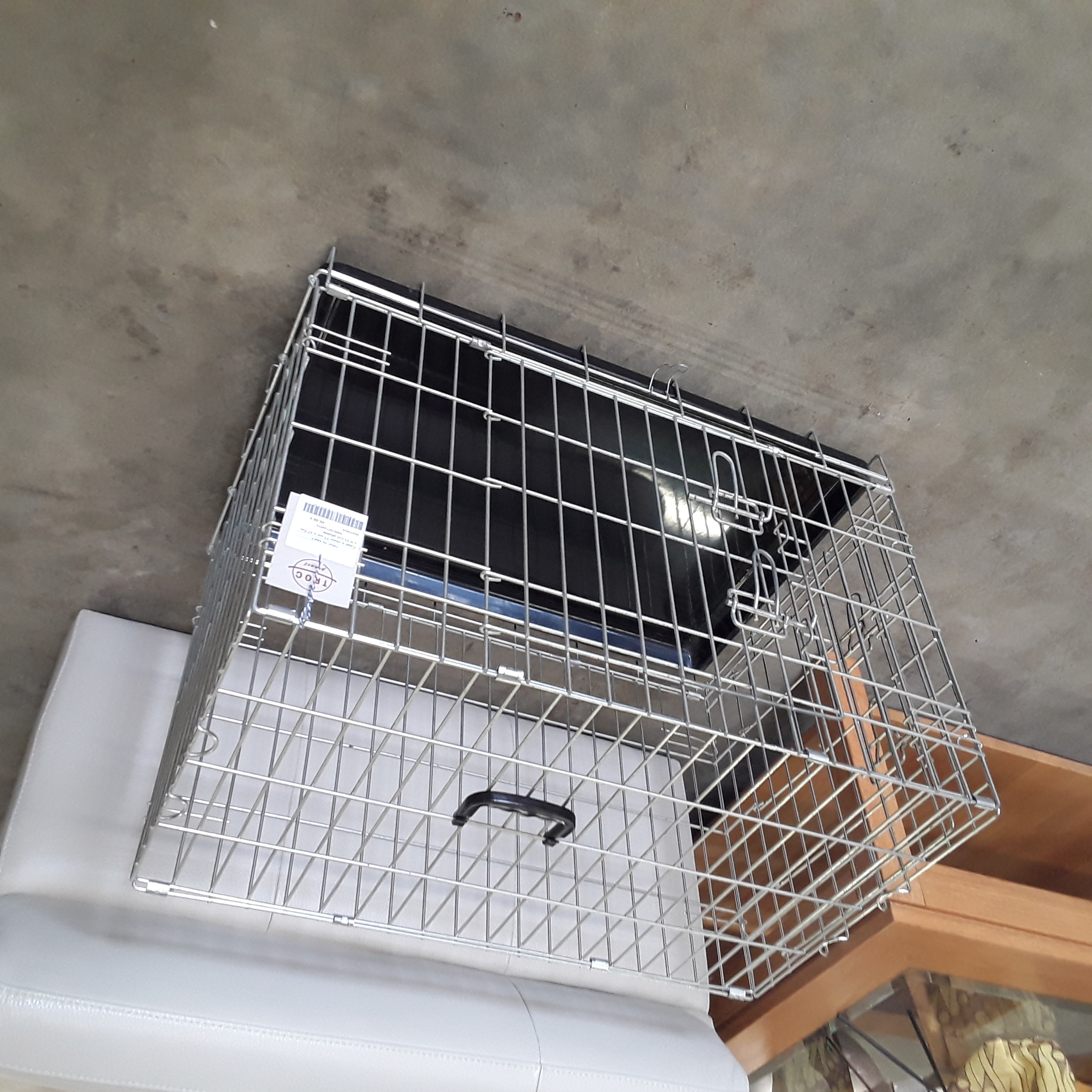 <p>Cage à chien 77 cm x 47 Cm<br />x H 53 Cm pliable<br />40,00 € T.T.C<br /><a href="/Article/122015?type=depose" style="color:white;" target="_blank">Lien vers l&#39;article</a></p>