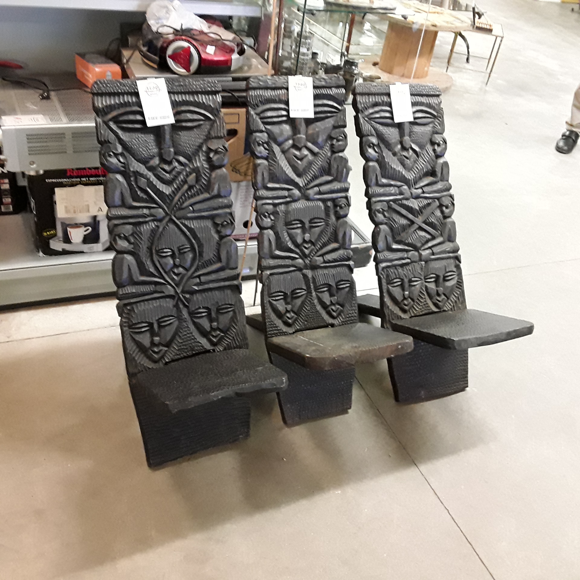 <p>Chaise à palabre<br />32,00 € T.T.C<br /><a href="/Article/122884?type=depose" style="color:white;" target="_blank">Lien vers l'article</a></p>