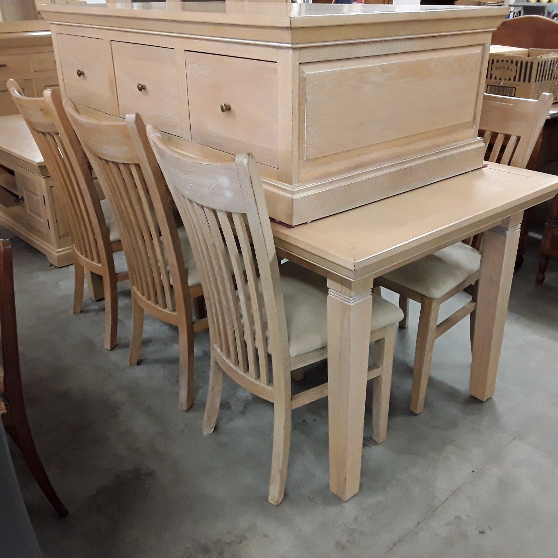 <p>Table + 6 chaises chêne<br />blanchi<br />150,00 € T.T.C<br /><a href="/Article/120935?type=depose" style="color:white;" target="_blank">Lien vers l&#39;article</a></p>
