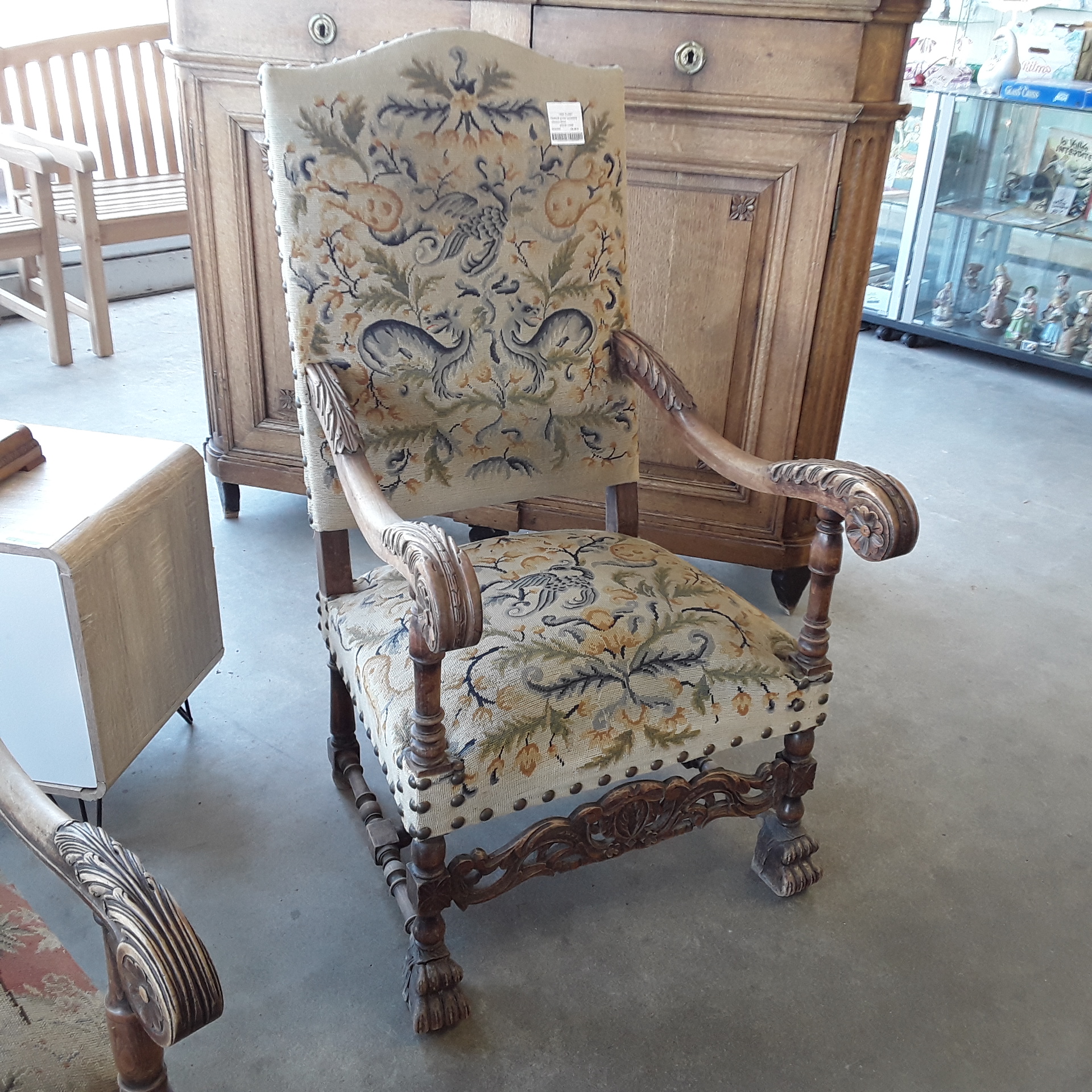 <p>Fauteuil ancien tapisserie<br /> oiseaux bleus<br />90,00 € T.T.C<br /><a href="/Article/119595?type=depose" style="color:white;" target="_blank">Lien vers l&#39;article</a></p>