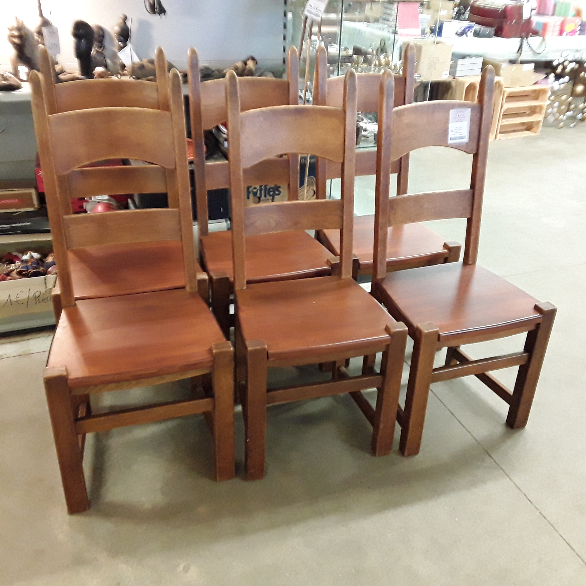 <p>Ensemble de 6 chaises<br />Dossiers hauts<br />54,00 € T.T.C<br /><a href="/Article/120715?type=depose" style="color:white;" target="_blank">Lien vers l&#39;article</a></p>