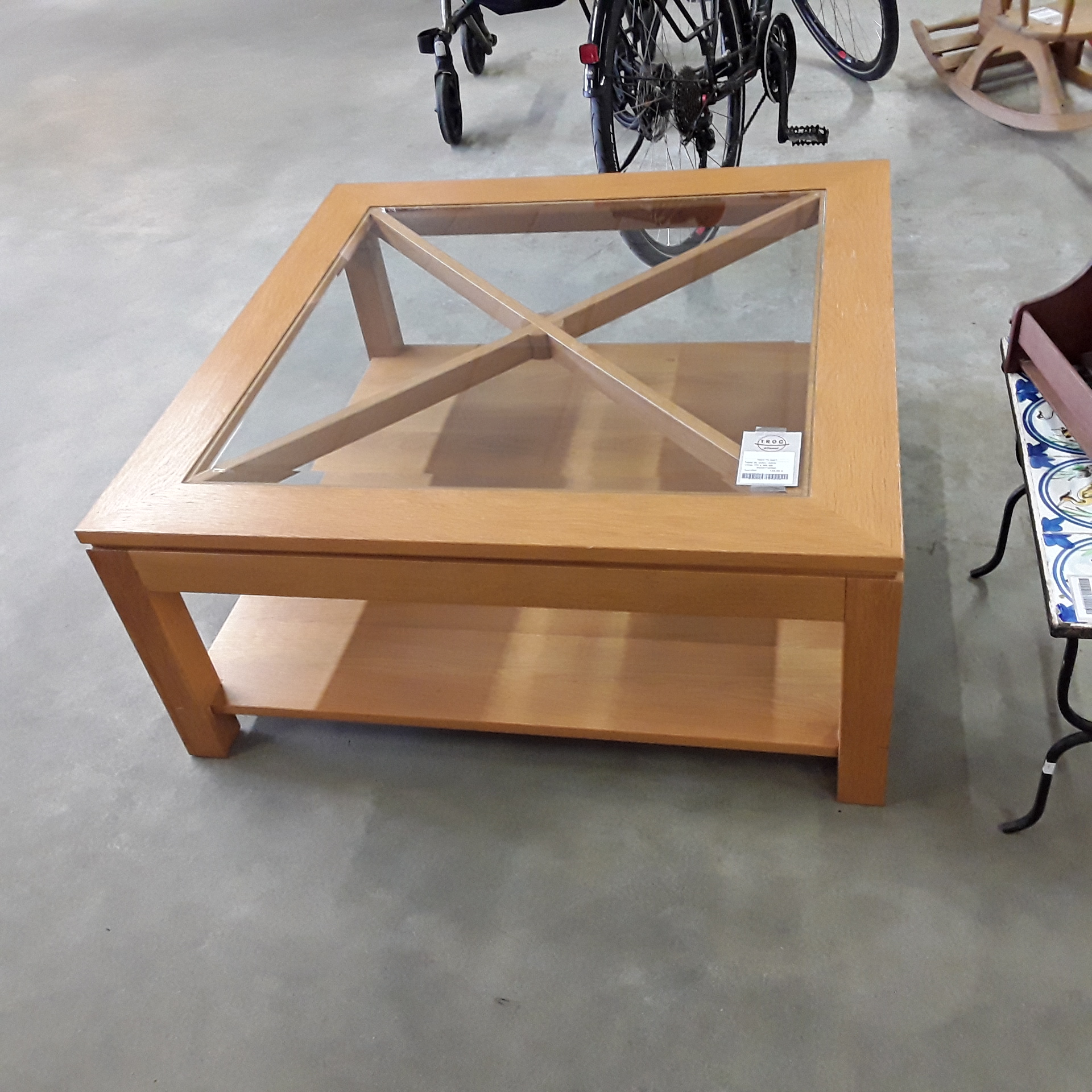 <p>Table de salon chêne<br />vitrée 100 x 100 cm<br />120,00 € T.T.C<br /><a href="/Article/121929?type=depose" style="color:white;" target="_blank">Lien vers l&#39;article</a></p>
