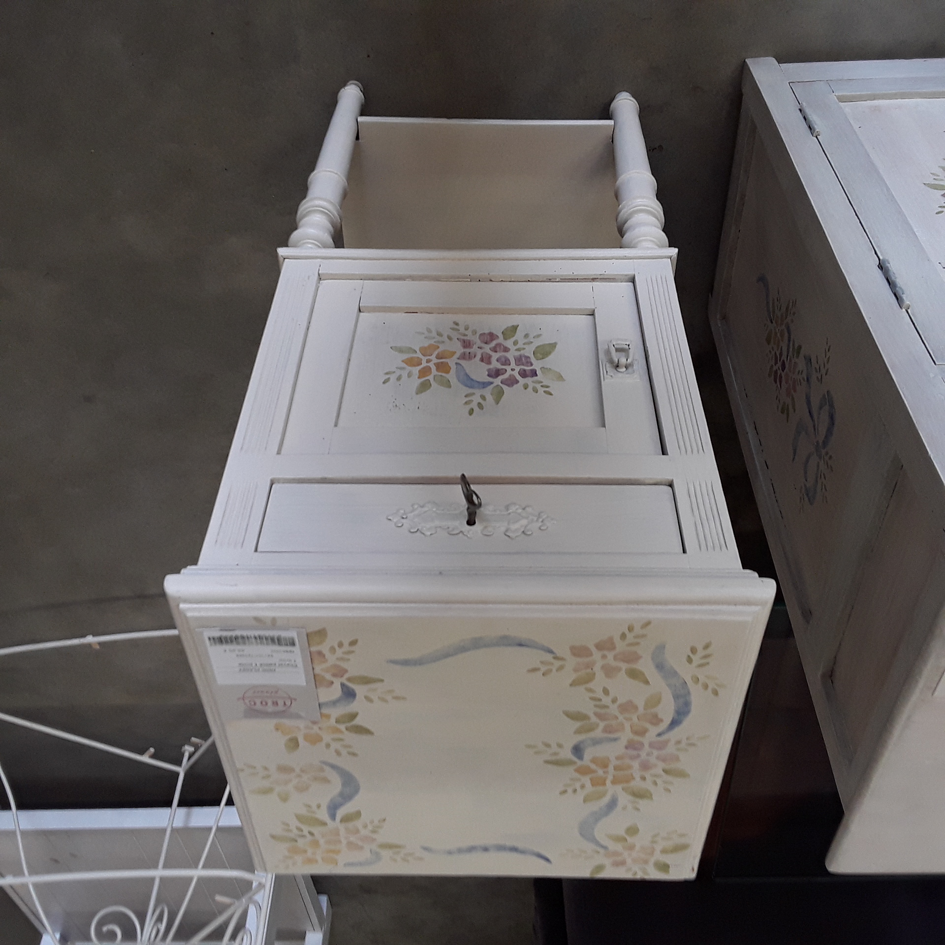 <p>Chevet patiné 1 porte <br />1 tiroir<br />40,00 € T.T.C<br /><a href="/Article/123502?type=depose" style="color:white;" target="_blank">Lien vers l'article</a></p>