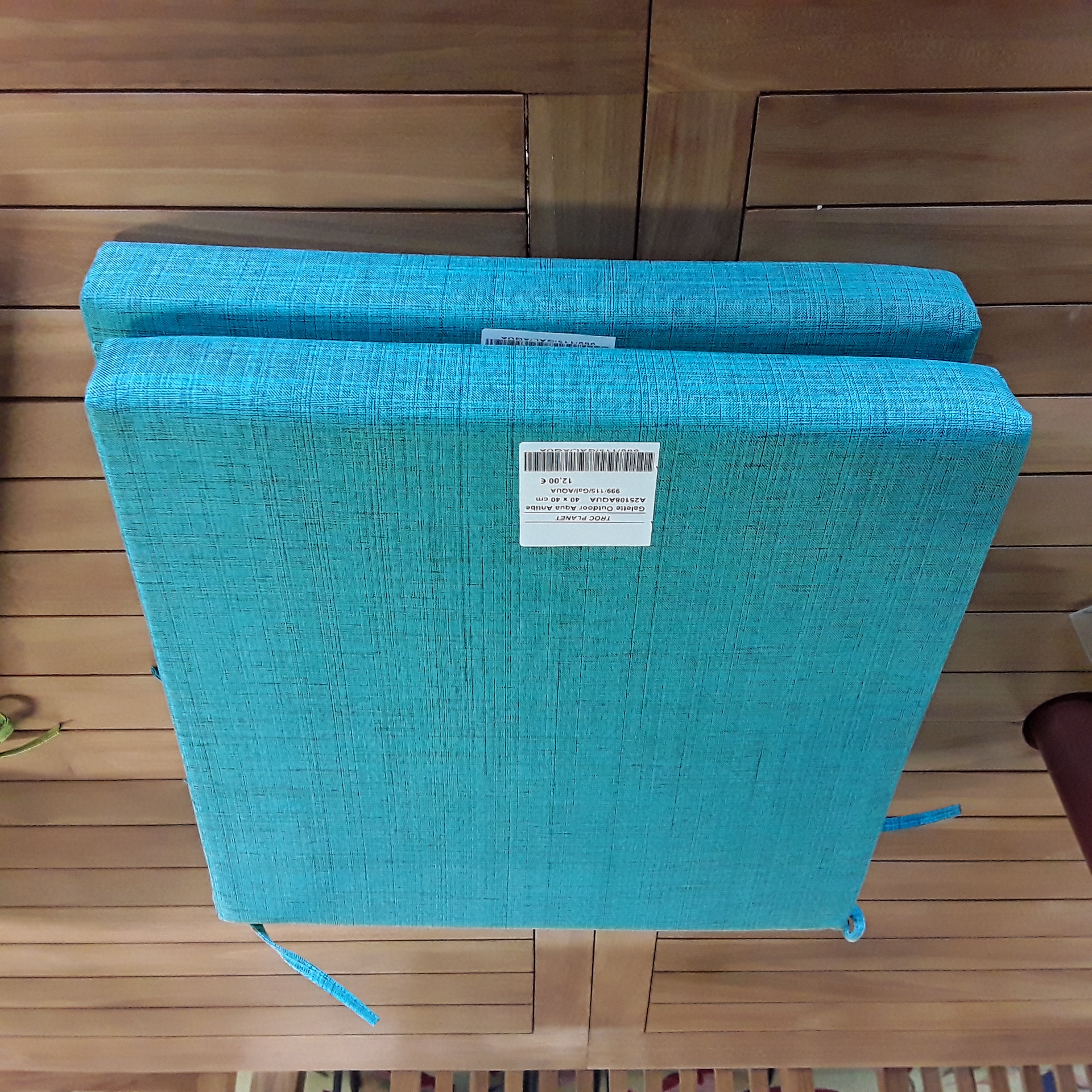 <p>Galette Outdoor Aqua Antibes<br />A25108AQUA    40 x 40 cm<br />12,00 € T.T.C<br /><a href="/Article/4305?type=neuf" style="color:white;" target="_blank">Lien vers l&#39;article</a></p>