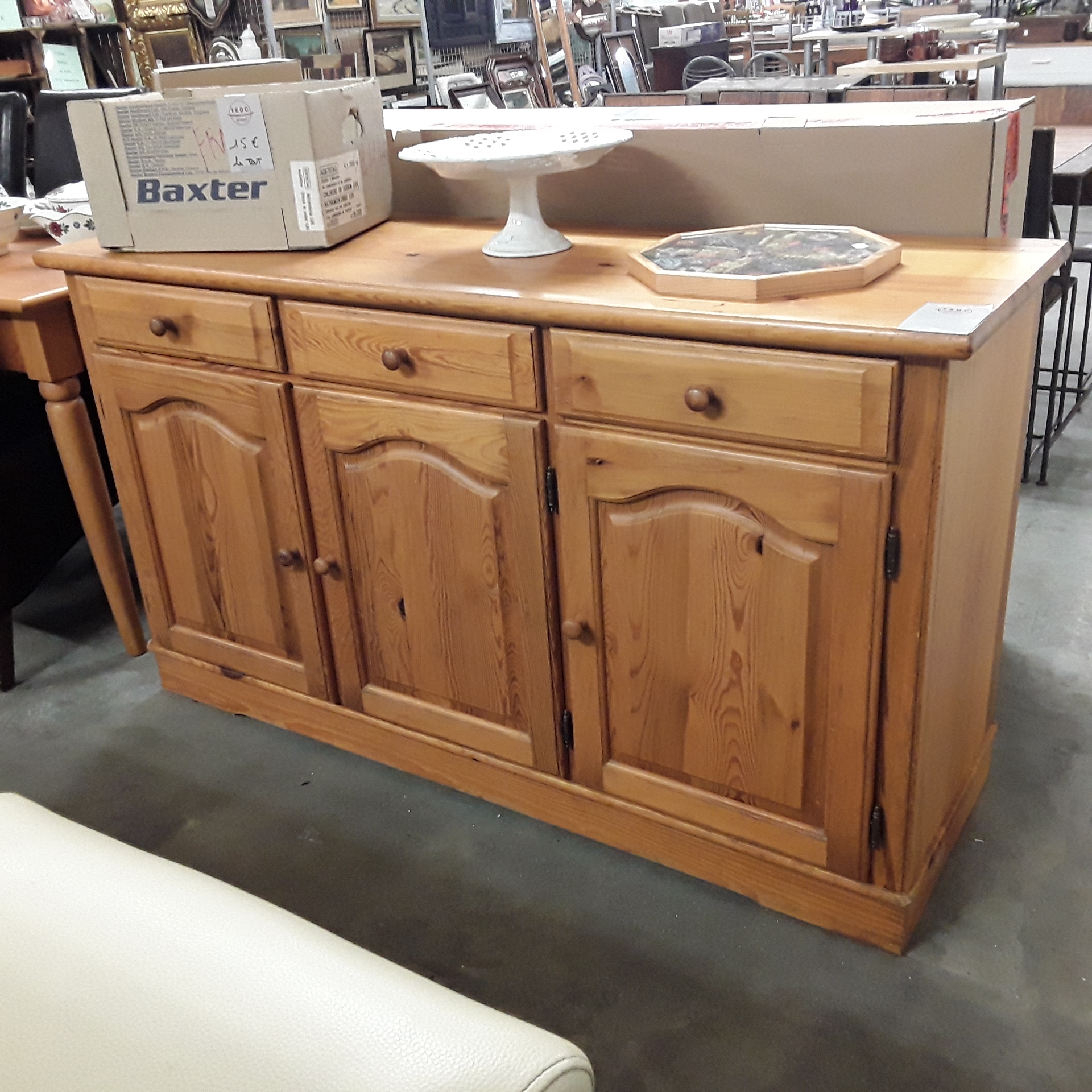 <p>Dresse en pin 3 portes<br />3 tiroirs<br />75,00 € T.T.C<br /><a href="/Article/122748?type=depose" style="color:white;" target="_blank">Lien vers l&#39;article</a></p>