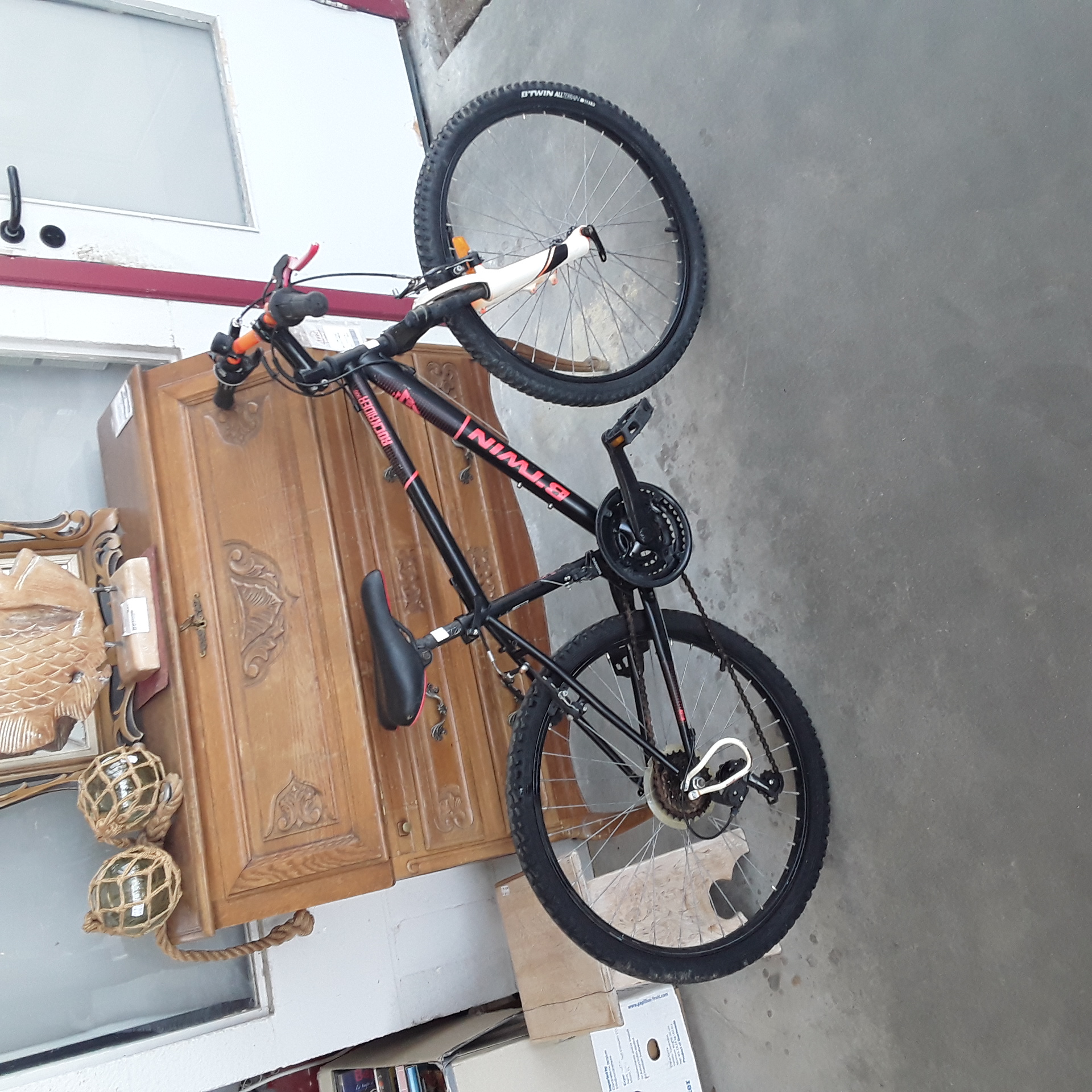 <p>Vélo enfant B TWIN noir<br />60,00 € T.T.C<br /><a href="/Article/123393?type=depose" style="color:white;" target="_blank">Lien vers l'article</a></p>