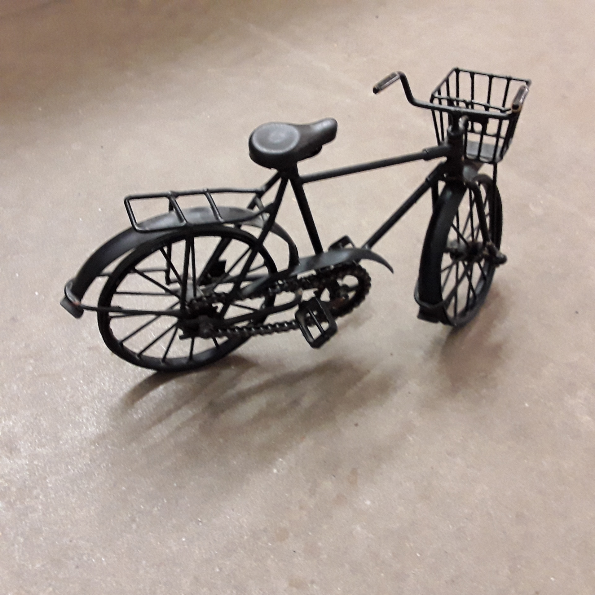 <p>Vélo déco PM métal<br />12,00 € T.T.C<br /><a href="/Article/122457?type=depose" style="color:white;" target="_blank">Lien vers l&#39;article</a></p>