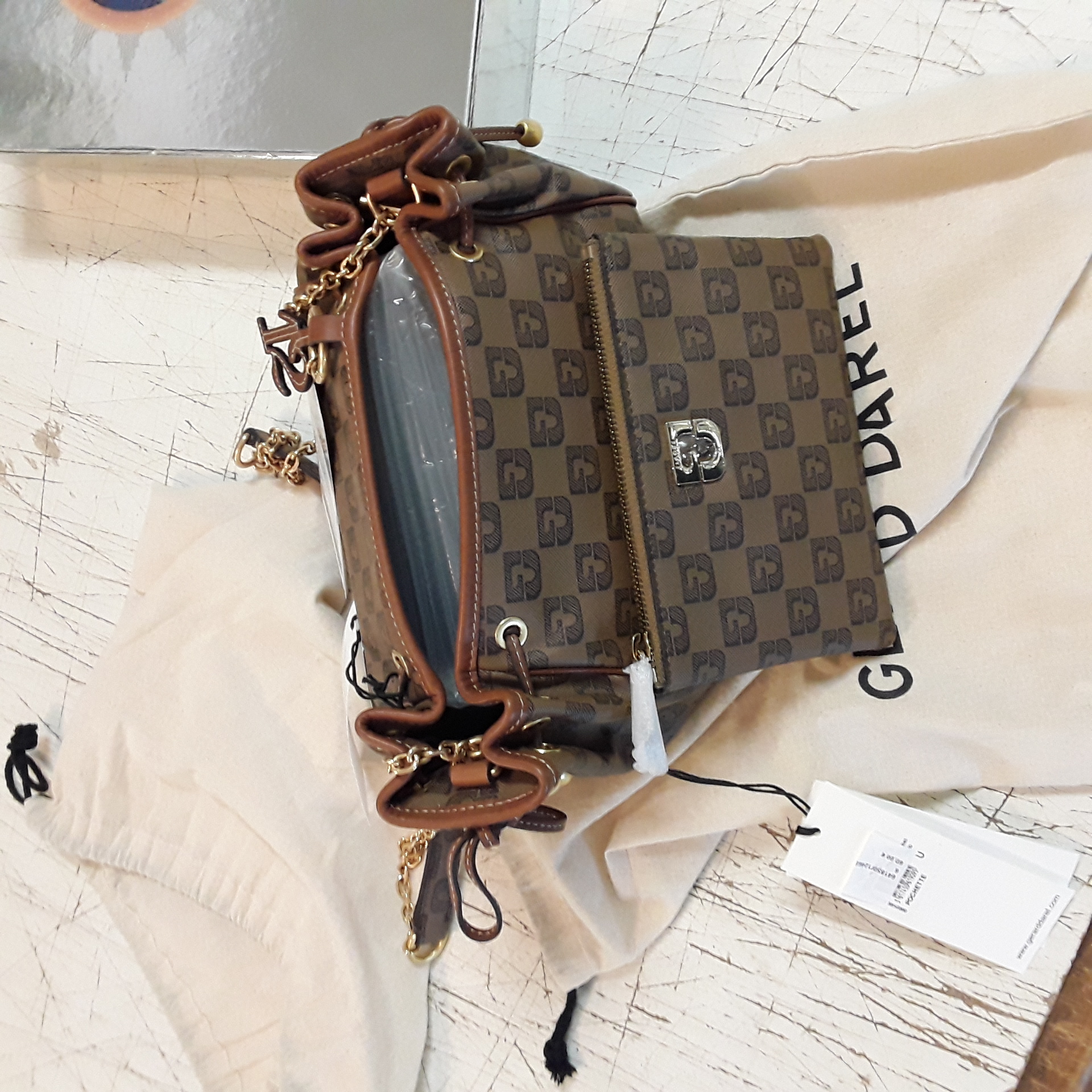 <p>Sac darel + pochette<br />60,00 € T.T.C<br /><a href="/Article/124686?type=depose" style="color:white;" target="_blank">Lien vers l'article</a></p>
