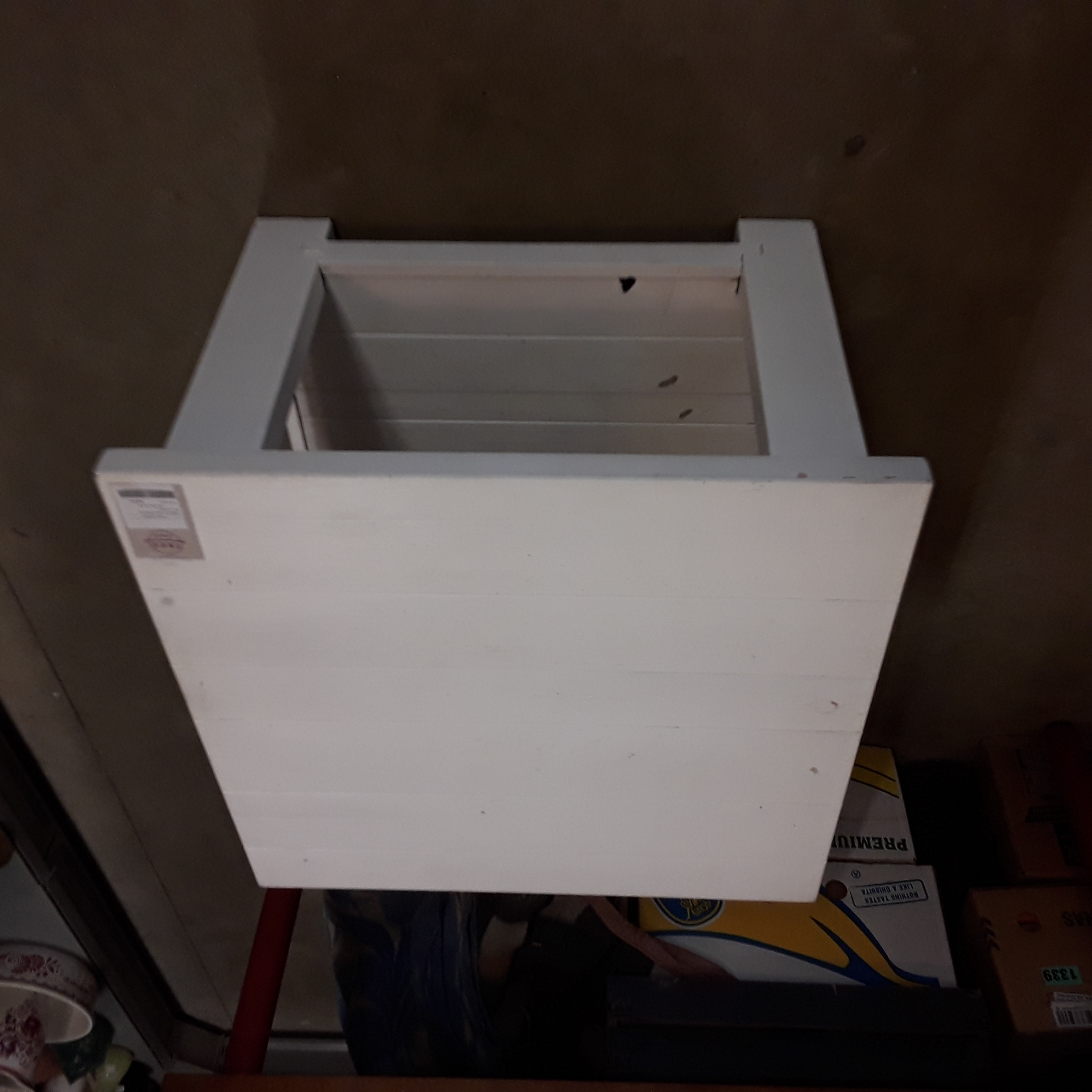 <p>Table de salon blanche<br />80 * H 52cm<br />60,00 € T.T.C<br /><a href="/Article/123158?type=depose" style="color:white;" target="_blank">Lien vers l'article</a></p>