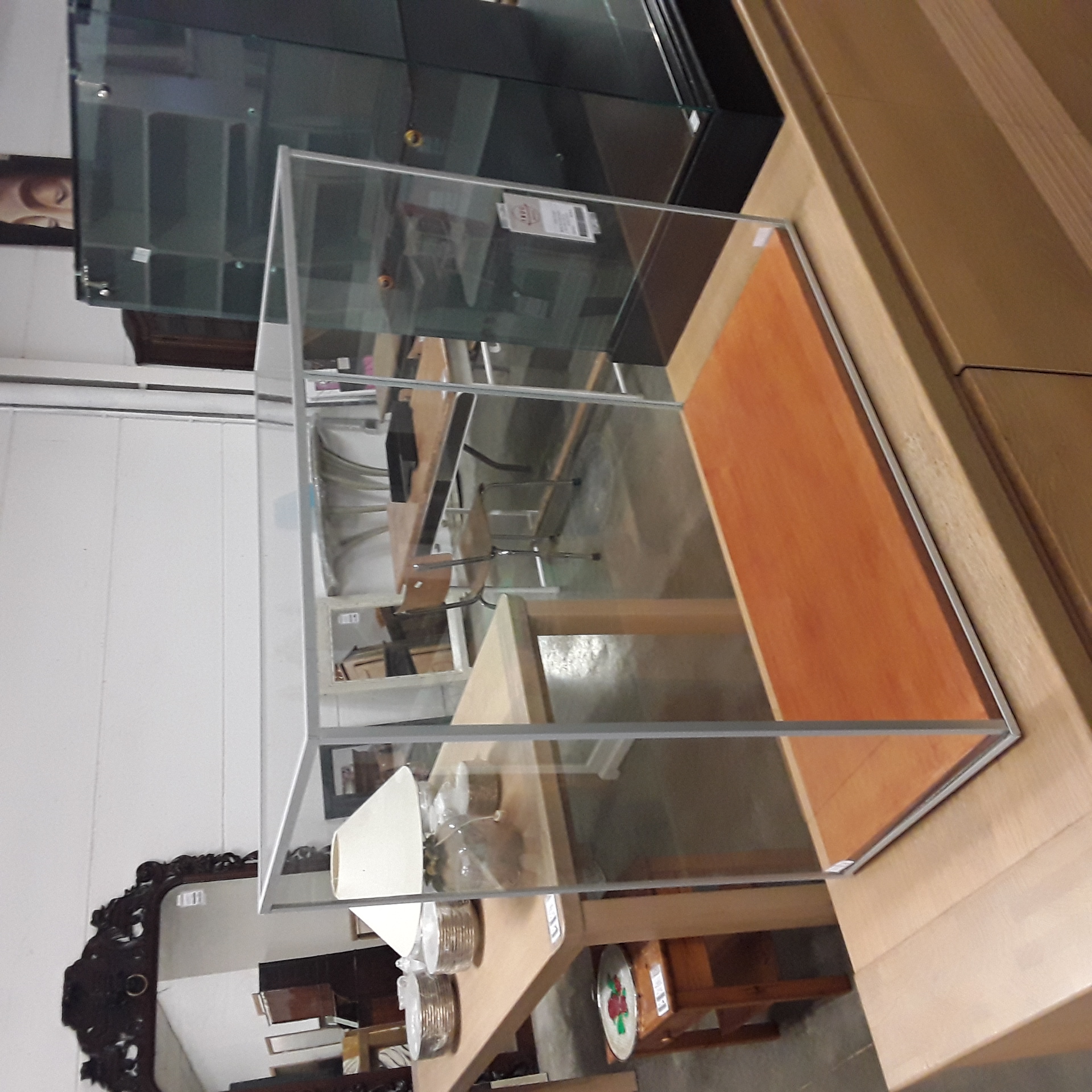 <p>Vitrine de présentation<br />L:75x l:35x h:65 cm<br />60,00 € T.T.C<br /><a href="/Article/123314?type=depose" style="color:white;" target="_blank">Lien vers l'article</a></p>