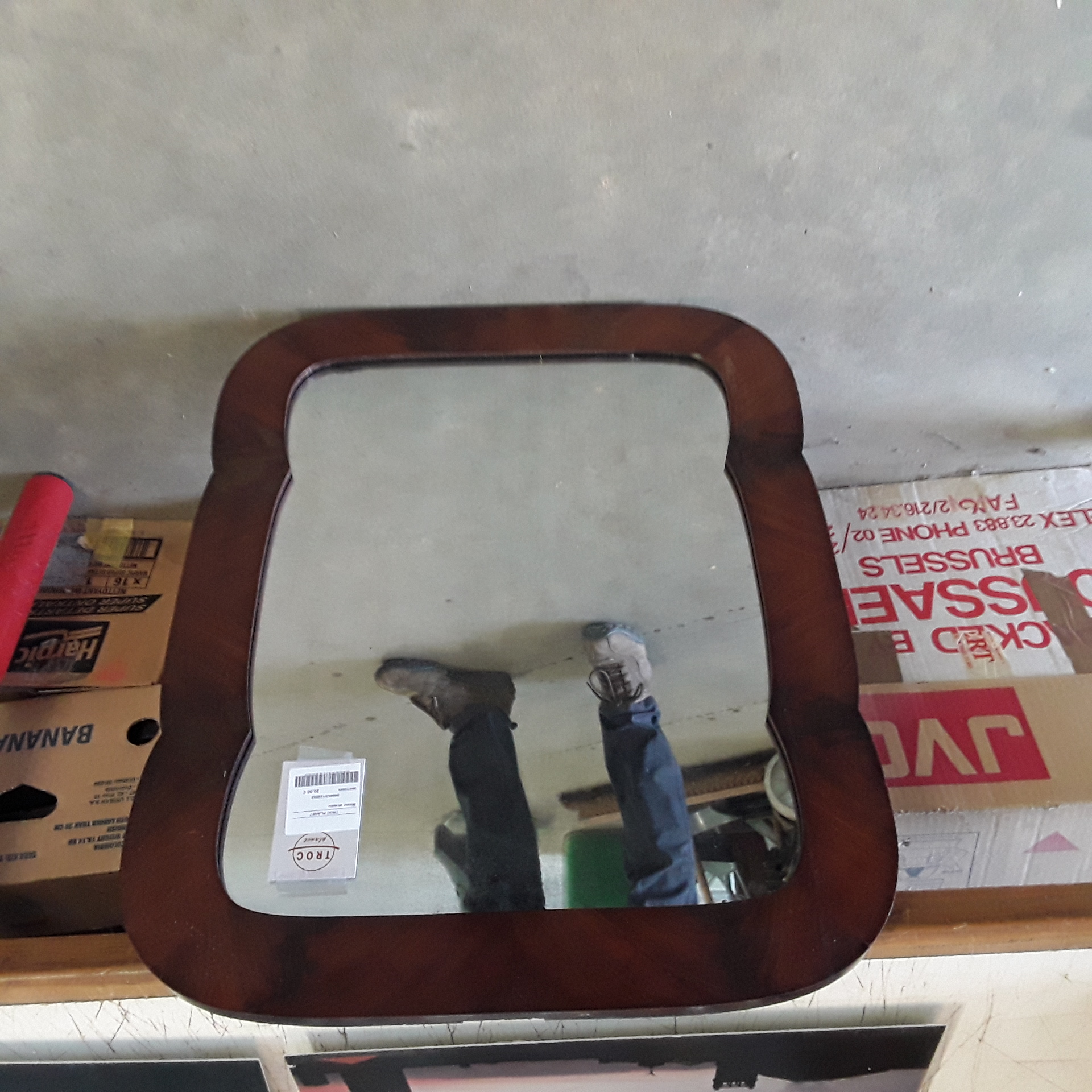 <p>Miroir acajou<br />20,00 € T.T.C<br /><a href="/Article/122052?type=depose" style="color:white;" target="_blank">Lien vers l&#39;article</a></p>