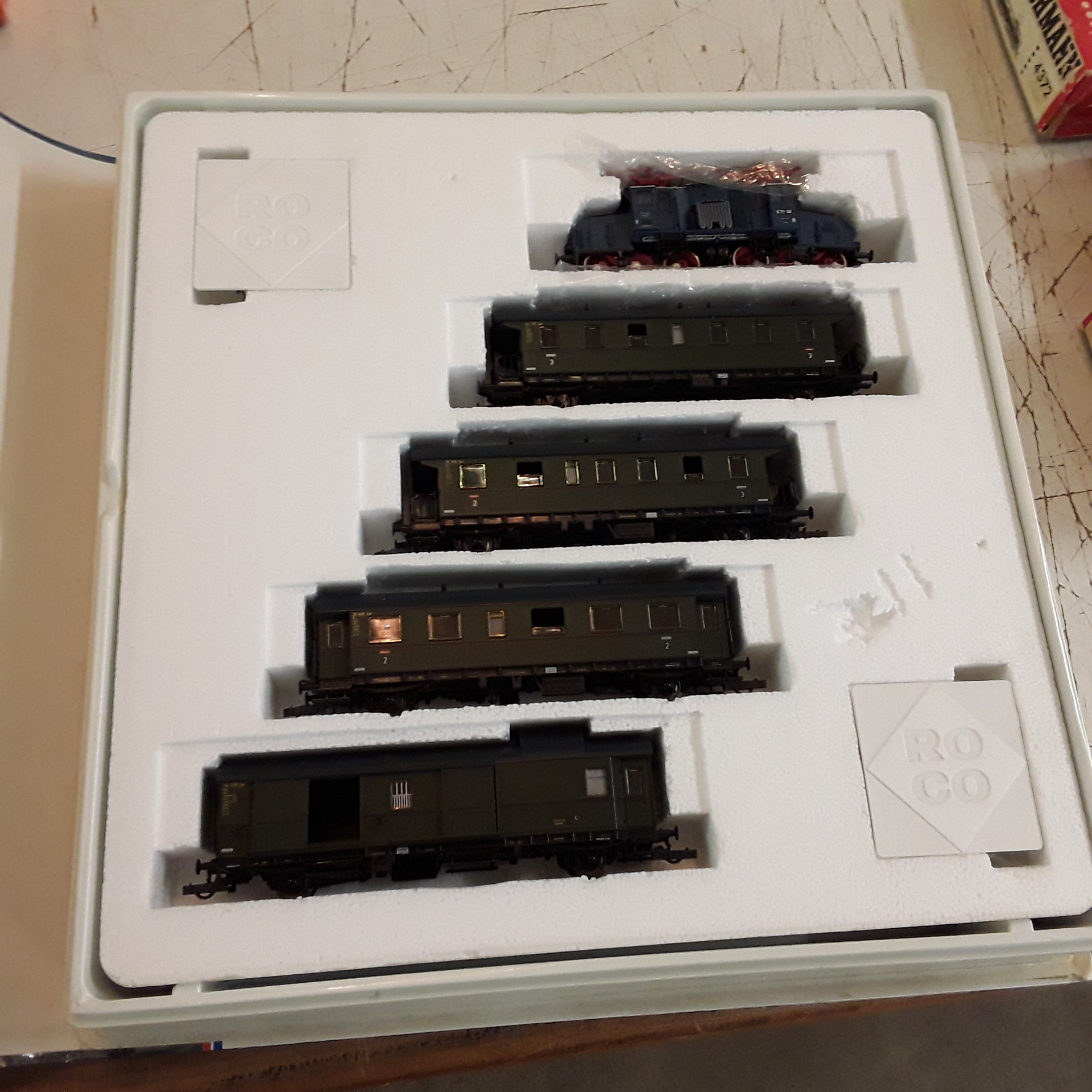<p>Set Loco ROCO + 4 Wagons<br />43031<br />150,00 € T.T.C<br /><a href="/Article/122484?type=depose" style="color:white;" target="_blank">Lien vers l&#39;article</a></p>