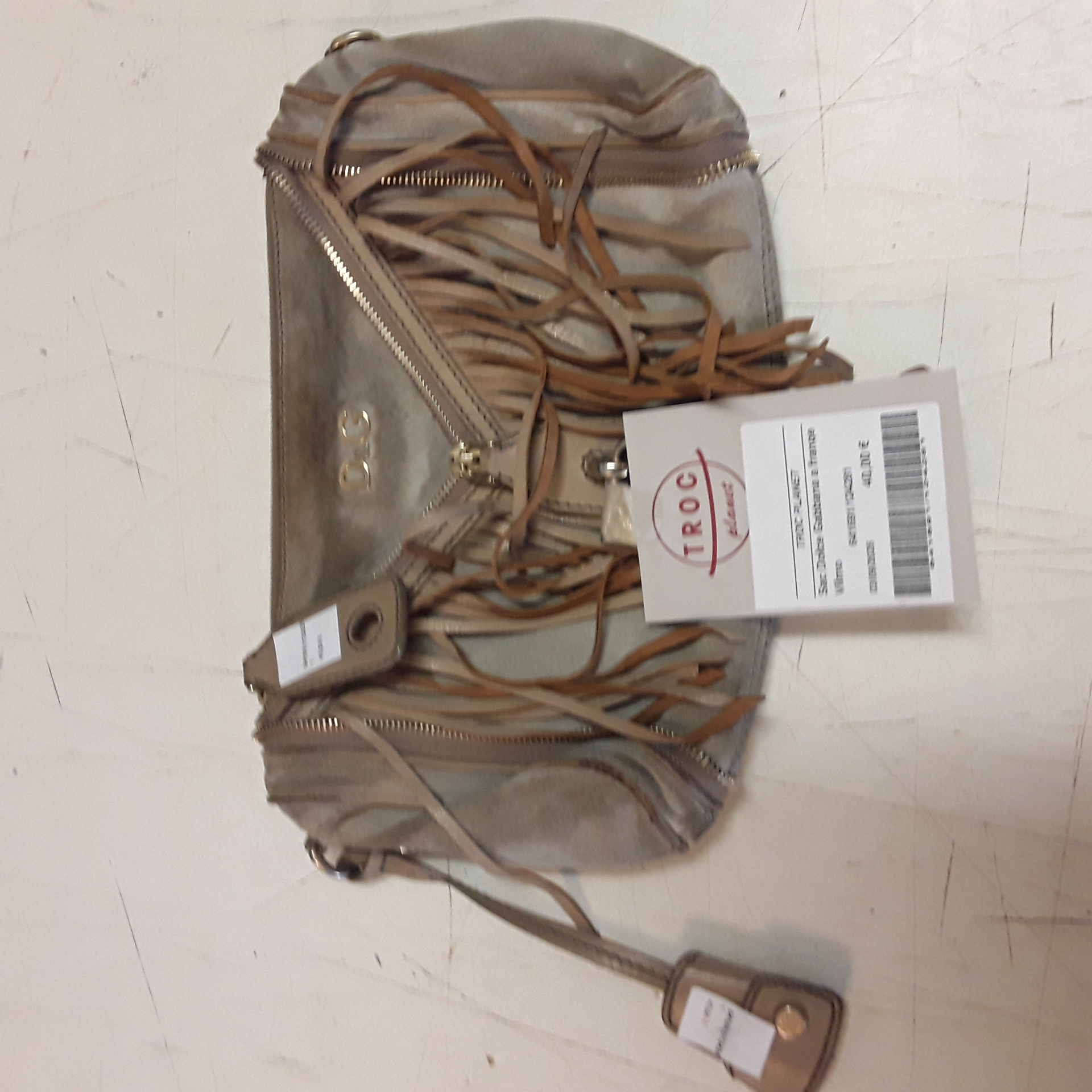 <p>Sac Dolce Gabbana a frange <br />Vilmo<br />40,00 € T.T.C<br /><a href="/Article/124281?type=depose" style="color:white;" target="_blank">Lien vers l'article</a></p>