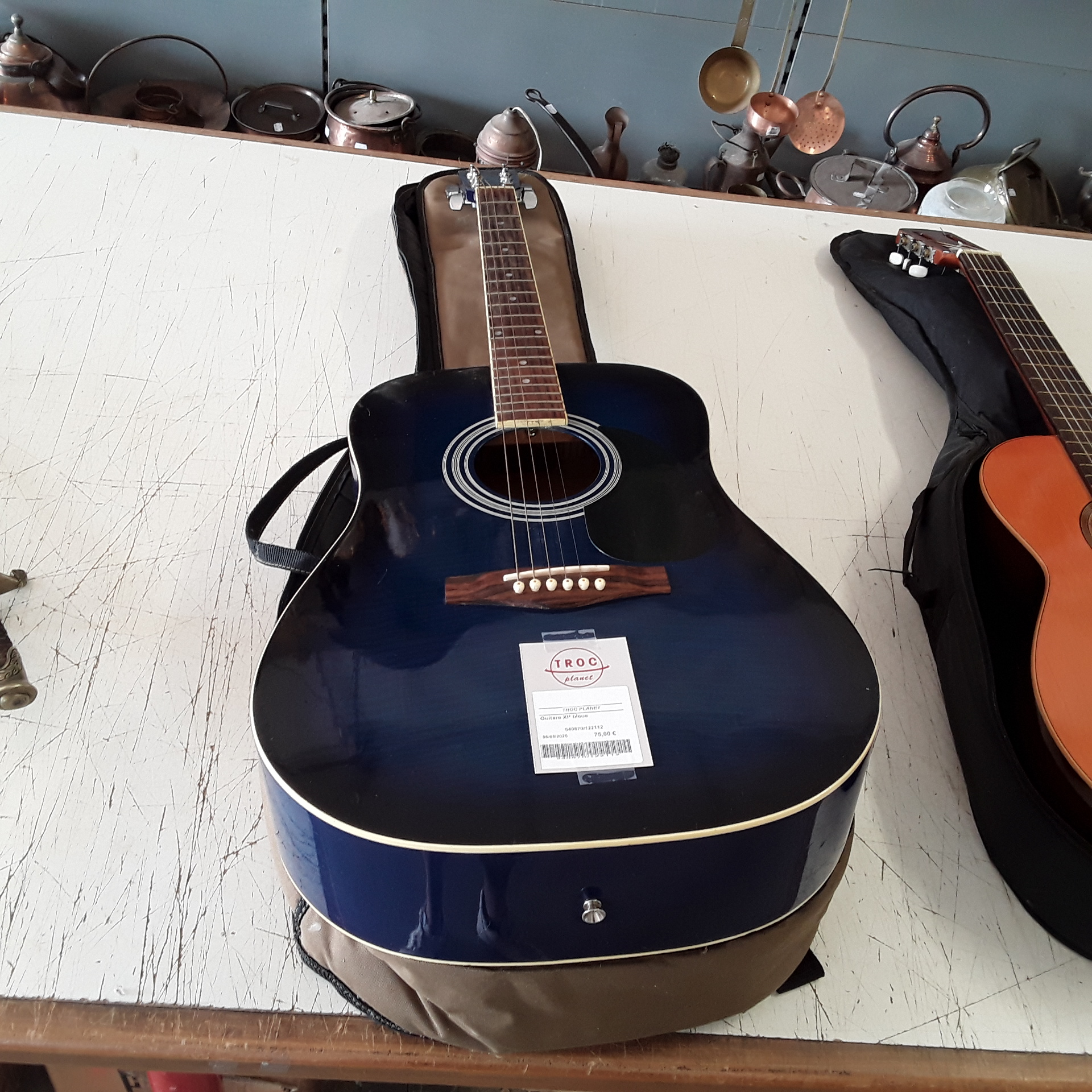 <p>Guitare XP bleue<br />75,00 € T.T.C<br /><a href="/Article/122112?type=depose" style="color:white;" target="_blank">Lien vers l&#39;article</a></p>