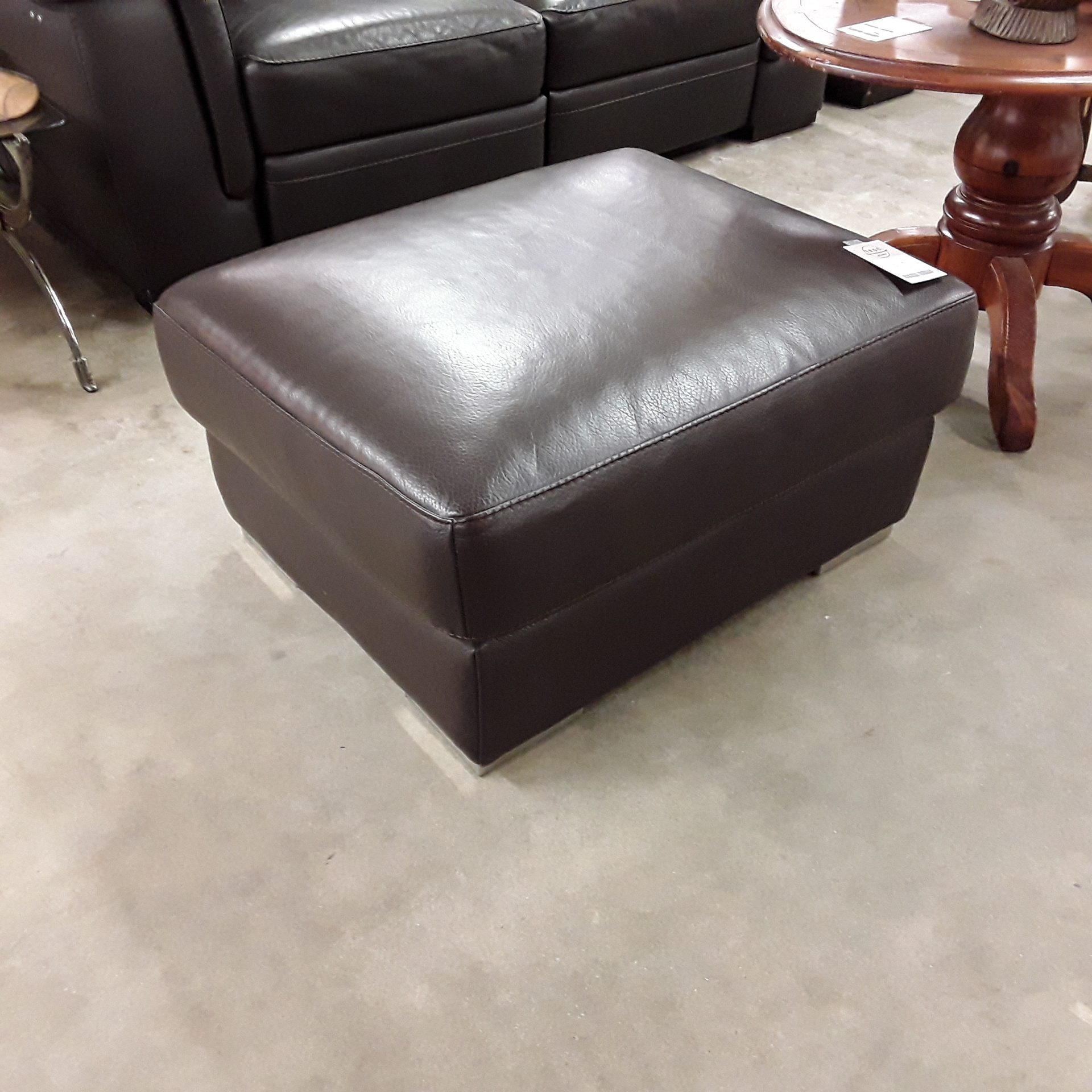 <p>Pouf cuir 80 x 70 cm<br />40,00 € T.T.C<br /><a href="/Article/122810?type=depose" style="color:white;" target="_blank">Lien vers l&#39;article</a></p>