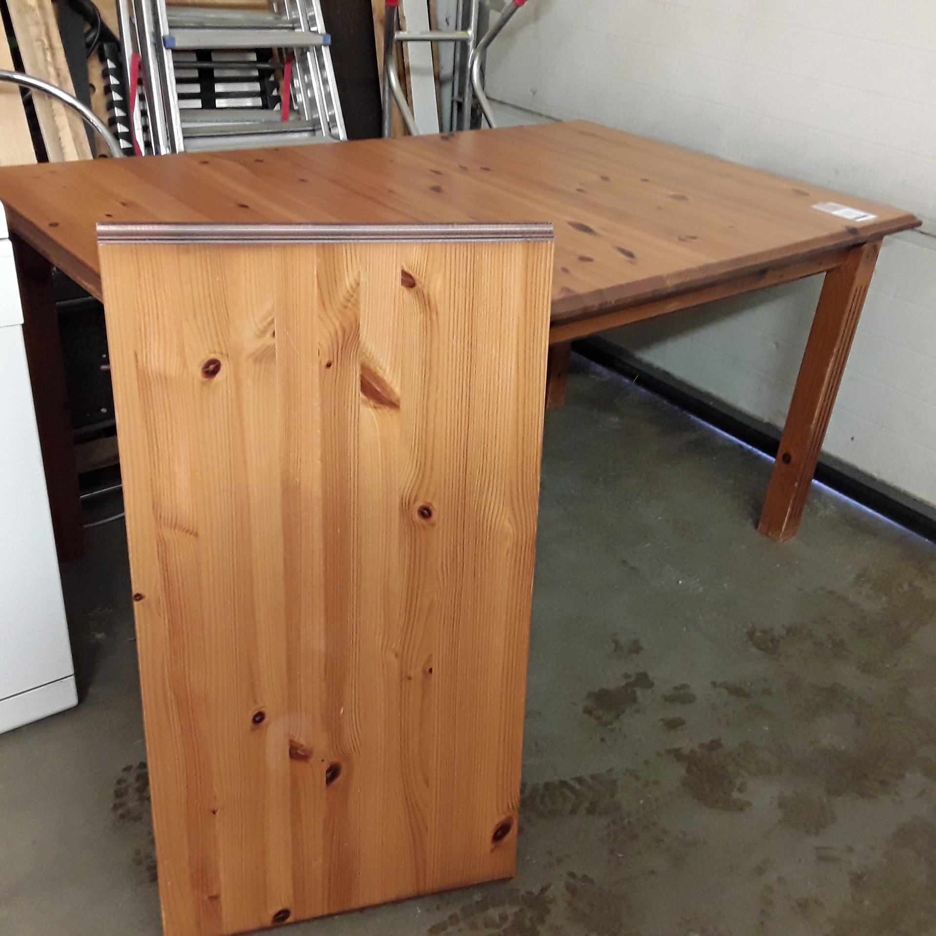 <p>Table pin 150 x 93 cm<br />+ rallonge 47 cm<br />125,00 € T.T.C<br /><a href="/Article/122702?type=depose" style="color:white;" target="_blank">Lien vers l&#39;article</a></p>