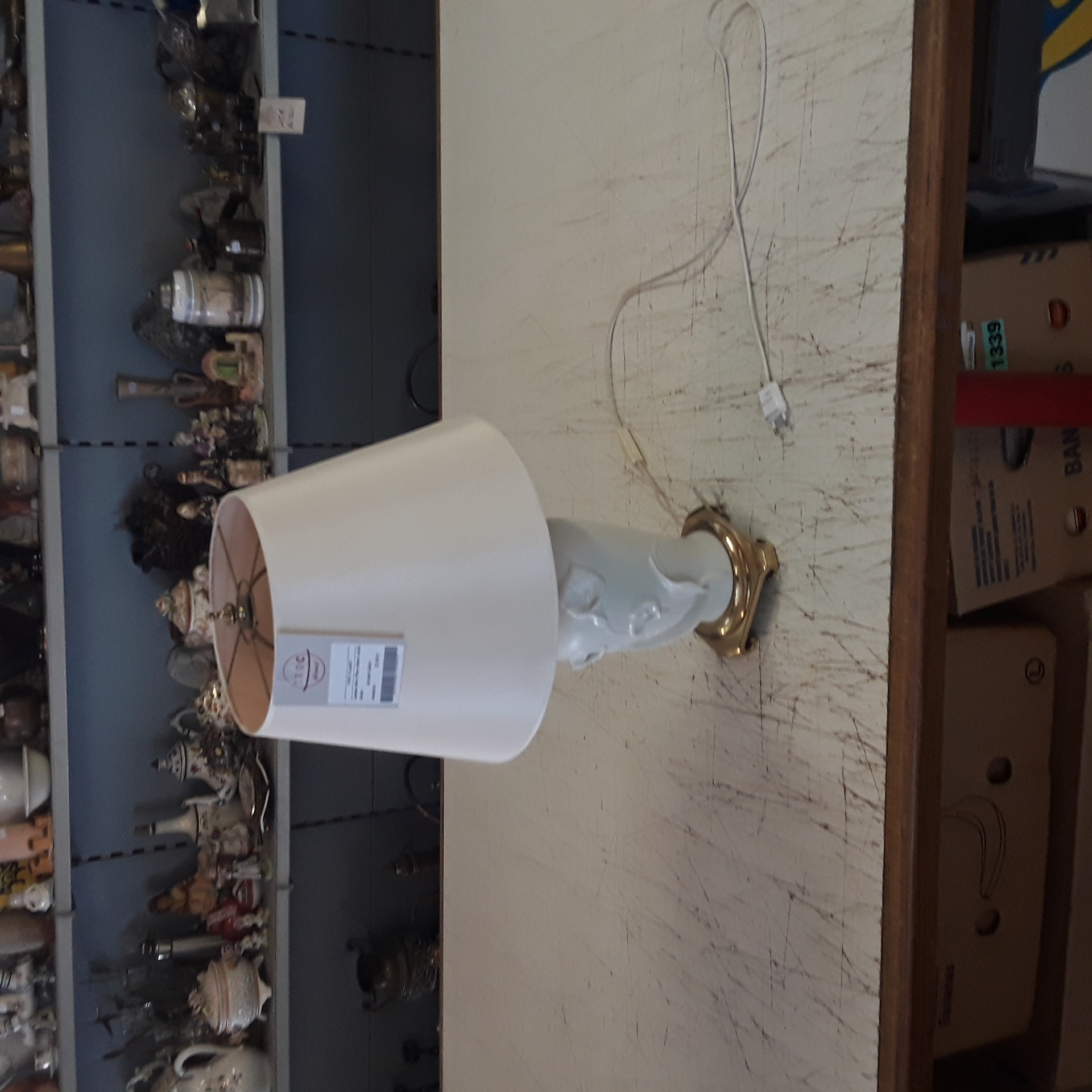 <p>Lampe déco fleur blanc socle <br />dorée<br />25,00 € T.T.C<br /><a href="/Article/124001?type=depose" style="color:white;" target="_blank">Lien vers l'article</a></p>
