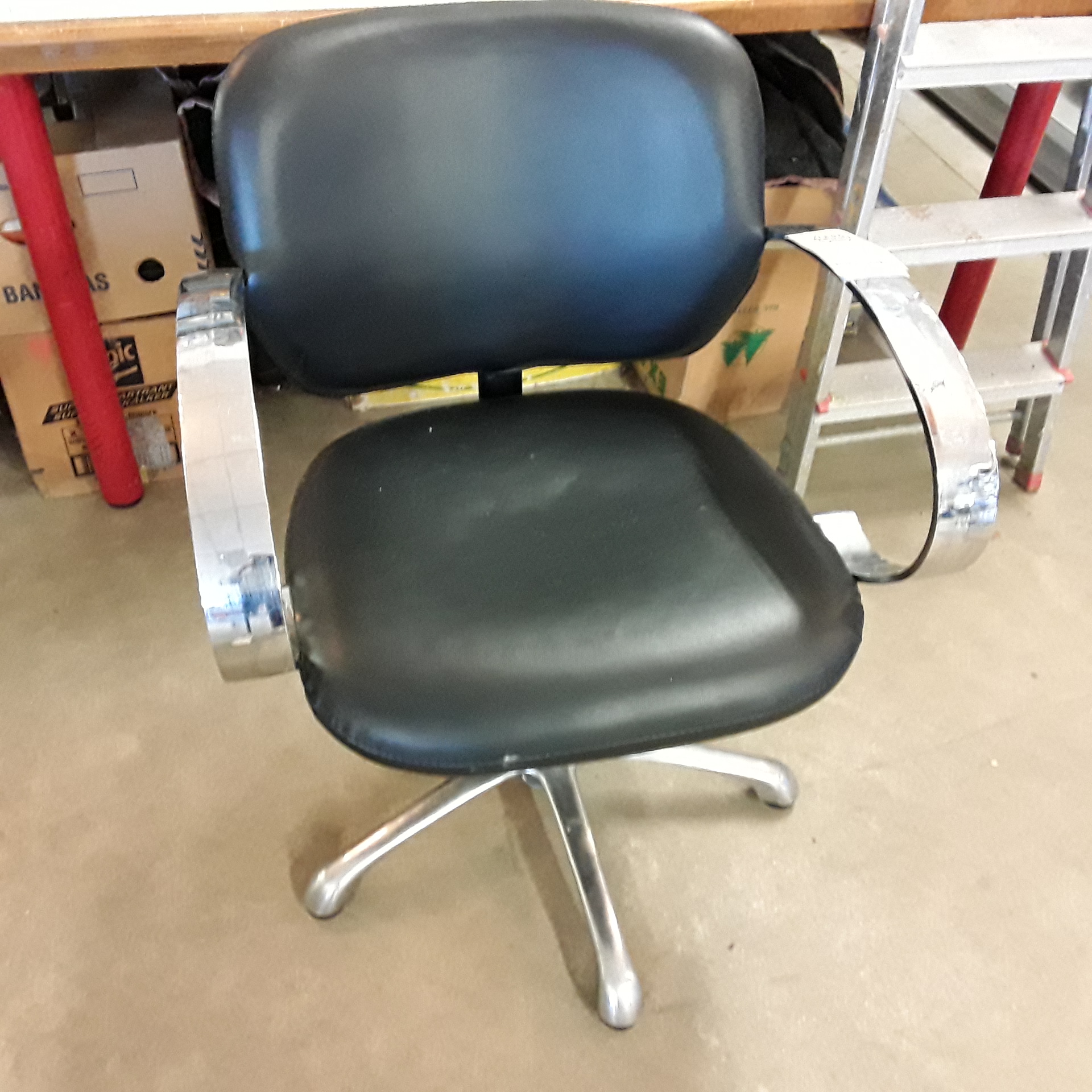 <p>Fauteuil de coiffeur<br />30,00 € T.T.C<br /><a href="/Article/120738?type=depose" style="color:white;" target="_blank">Lien vers l&#39;article</a></p>