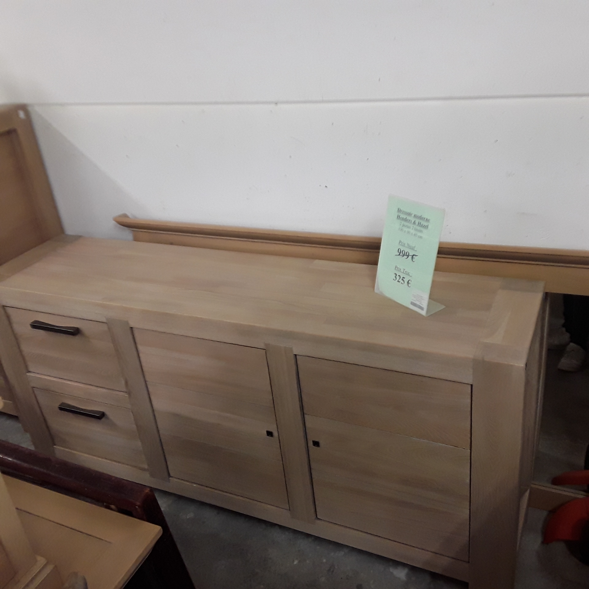 <p>Dressoir H & H  L 190 Cm<br />x H 90 Cm x P 45 Cm + clé<br />260,00 € T.T.C<br /><a href="/Article/121326?type=depose" style="color:white;" target="_blank">Lien vers l&#39;article</a></p>