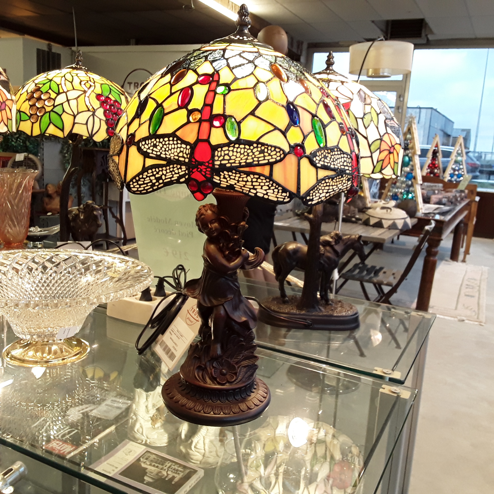 <p>Lampe pied décoré<br />Tiffany<br />219,00 € T.T.C<br /><a href="/Article/4643?type=neuf" style="color:white;" target="_blank">Lien vers l&#39;article</a></p>