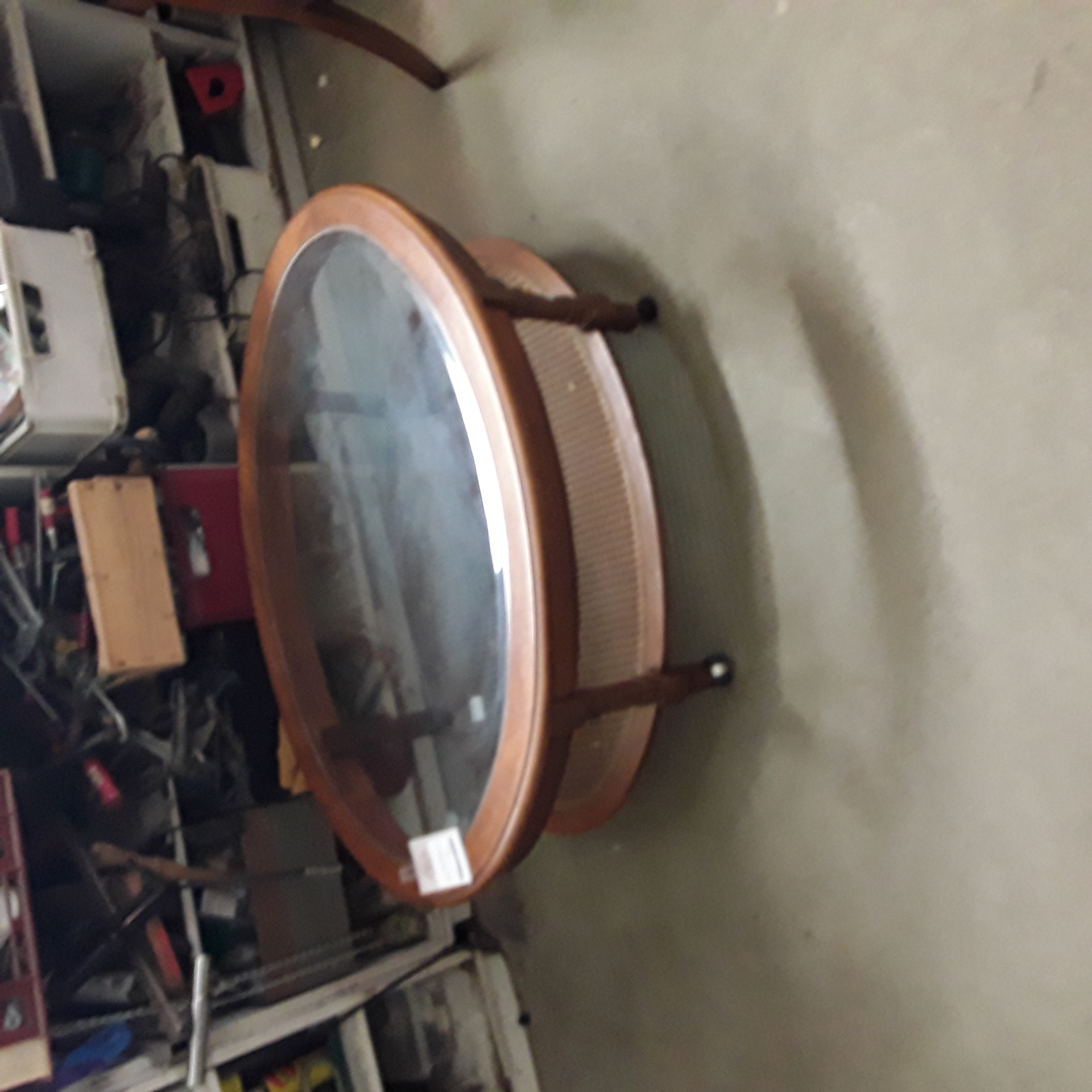 <p>Table de salon Oval ave un ver<br />Merisier<br />60,00 € T.T.C<br /><a href="/Article/123452?type=depose" style="color:white;" target="_blank">Lien vers l'article</a></p>