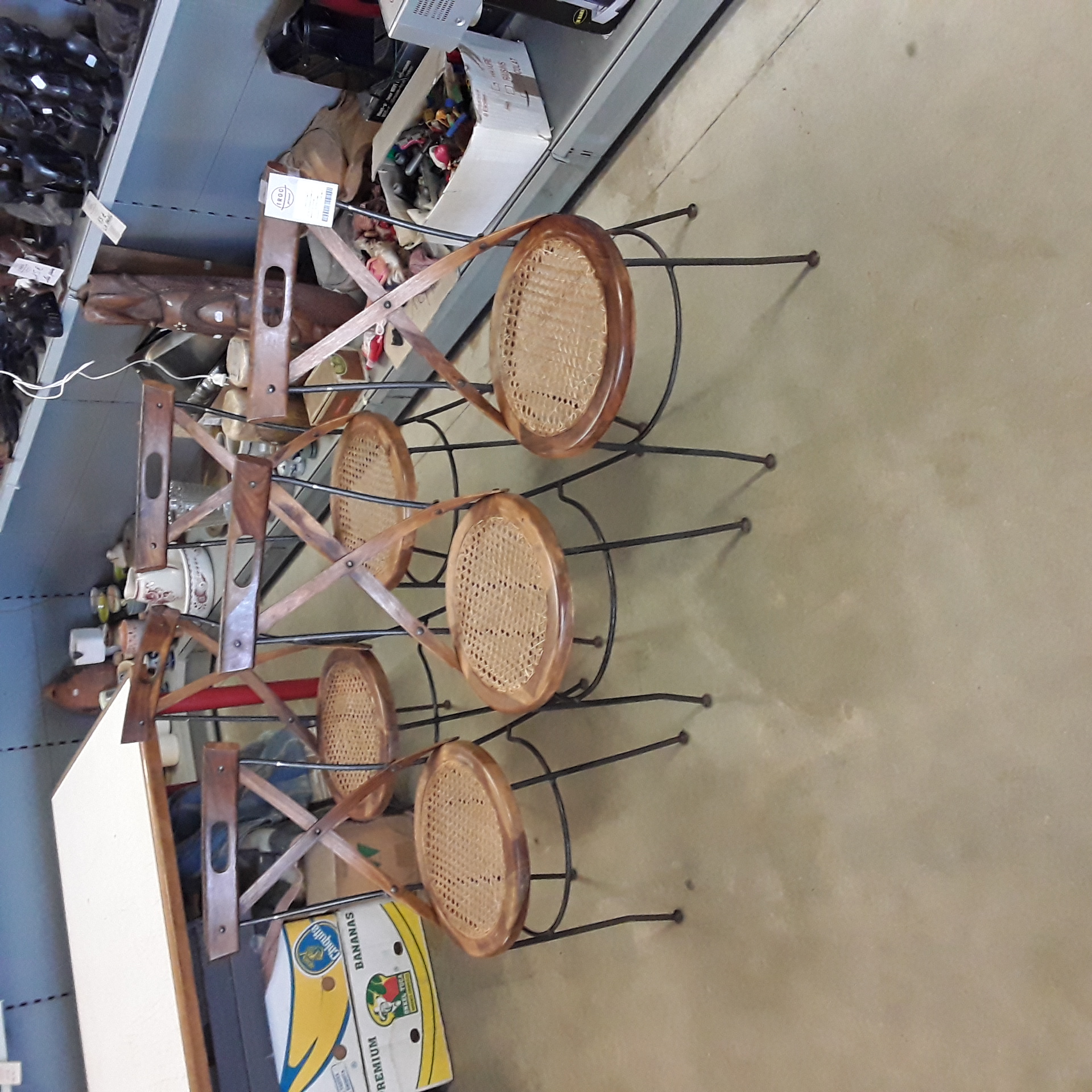 <p>Lot de 5 chaises lubéron <br />Maison du monde<br />125,00 € T.T.C<br /><a href="/Article/123408?type=depose" style="color:white;" target="_blank">Lien vers l'article</a></p>