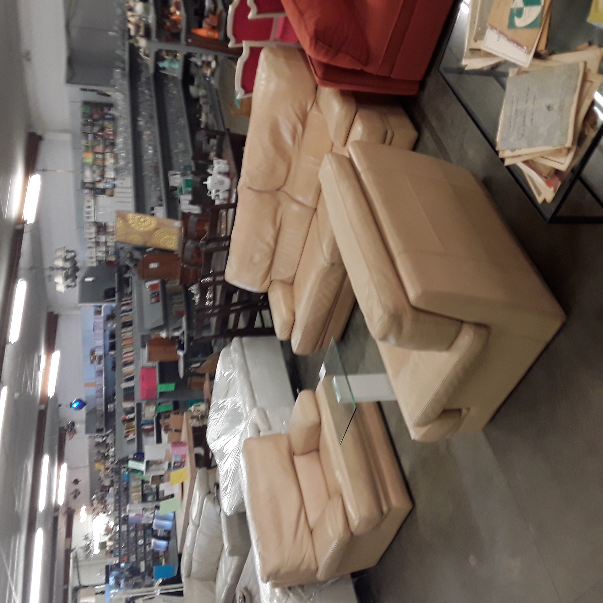 <p>Divan 2 places +  fauteuils<br />créme  cuir<br />316,00 € T.T.C<br /><a href="/Article/123577?type=depose" style="color:white;" target="_blank">Lien vers l'article</a></p>