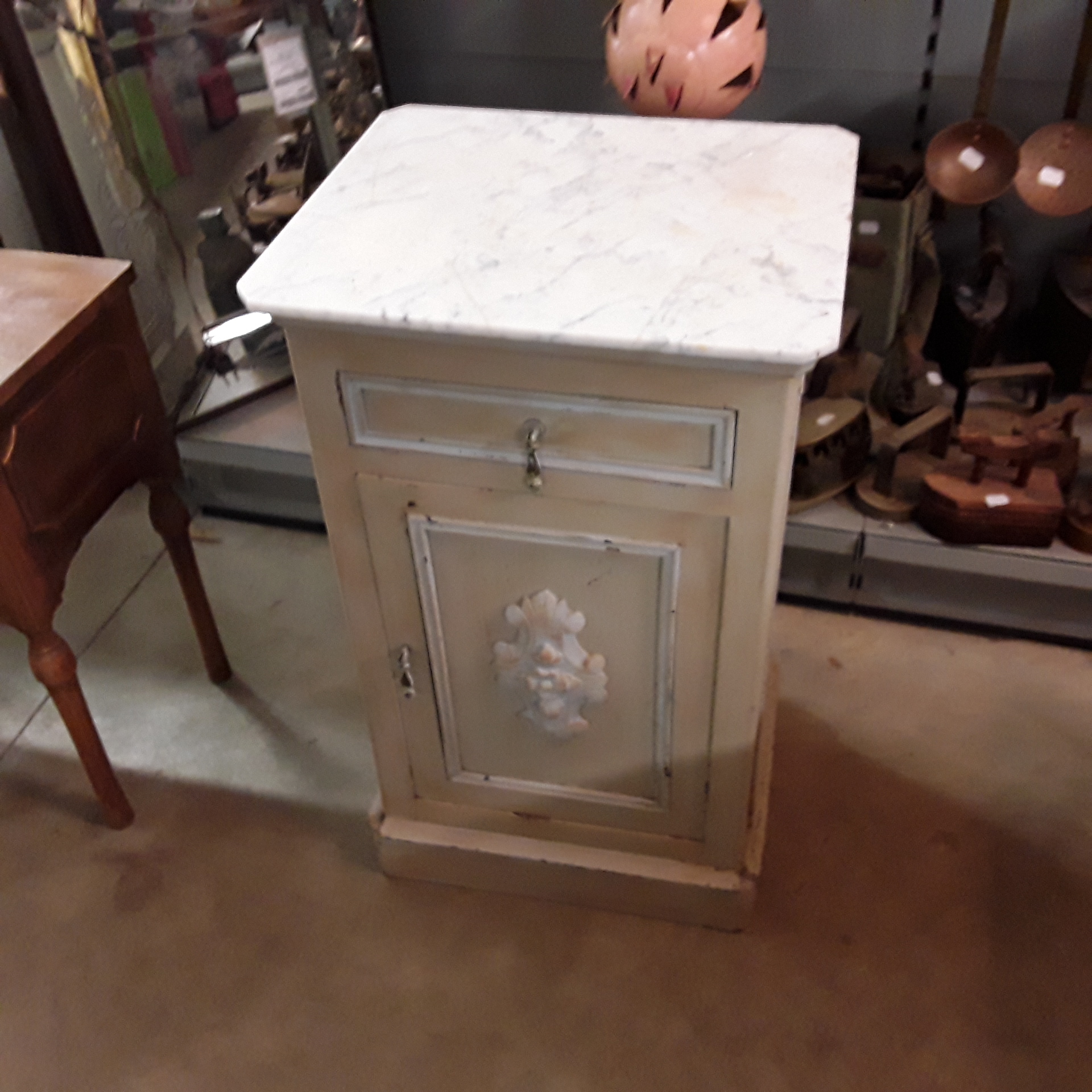 <p>Chevet 1 porte 1 tiroir<br />patiné blanc + marbre<br />16,00 € T.T.C<br /><a href="/Article/120525?type=depose" style="color:white;" target="_blank">Lien vers l&#39;article</a></p>