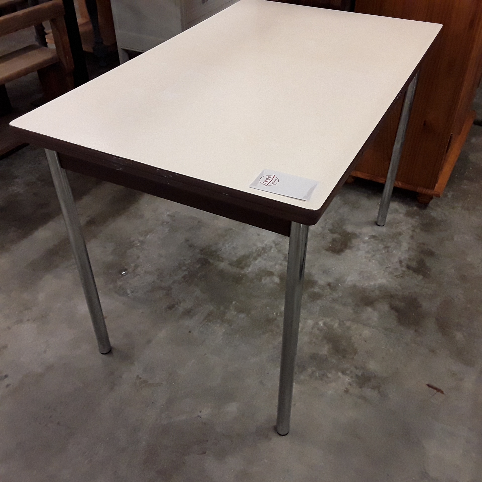 <p>Table cuisine formica<br />avec allonges<br />15,00 € T.T.C<br /><a href="/Article/122815?type=depose" style="color:white;" target="_blank">Lien vers l&#39;article</a></p>