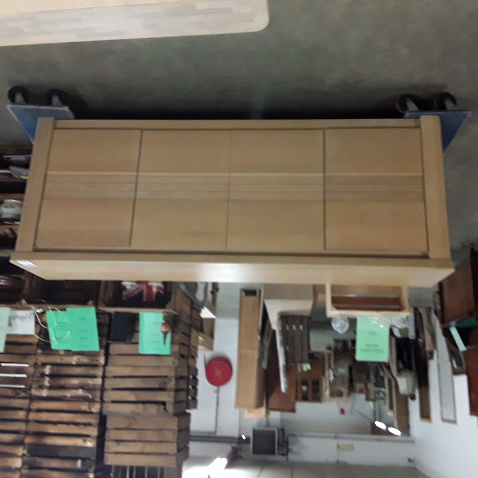 <p>Dressoir en chêne<br />4 portes<br />95,00 € T.T.C<br /><a href="/Article/123068?type=depose" style="color:white;" target="_blank">Lien vers l'article</a></p>