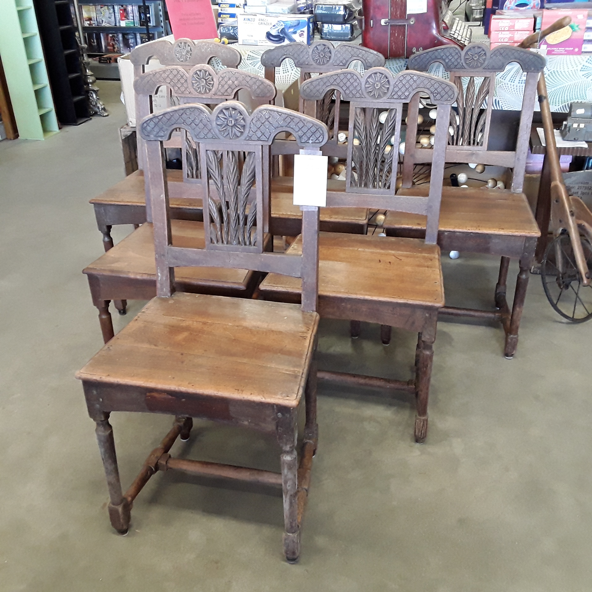 <p>Ensemble de 6 chaises <br />liégeoises Louis XIV<br />90,00 € T.T.C<br /><a href="/Article/120976?type=depose" style="color:white;" target="_blank">Lien vers l&#39;article</a></p>