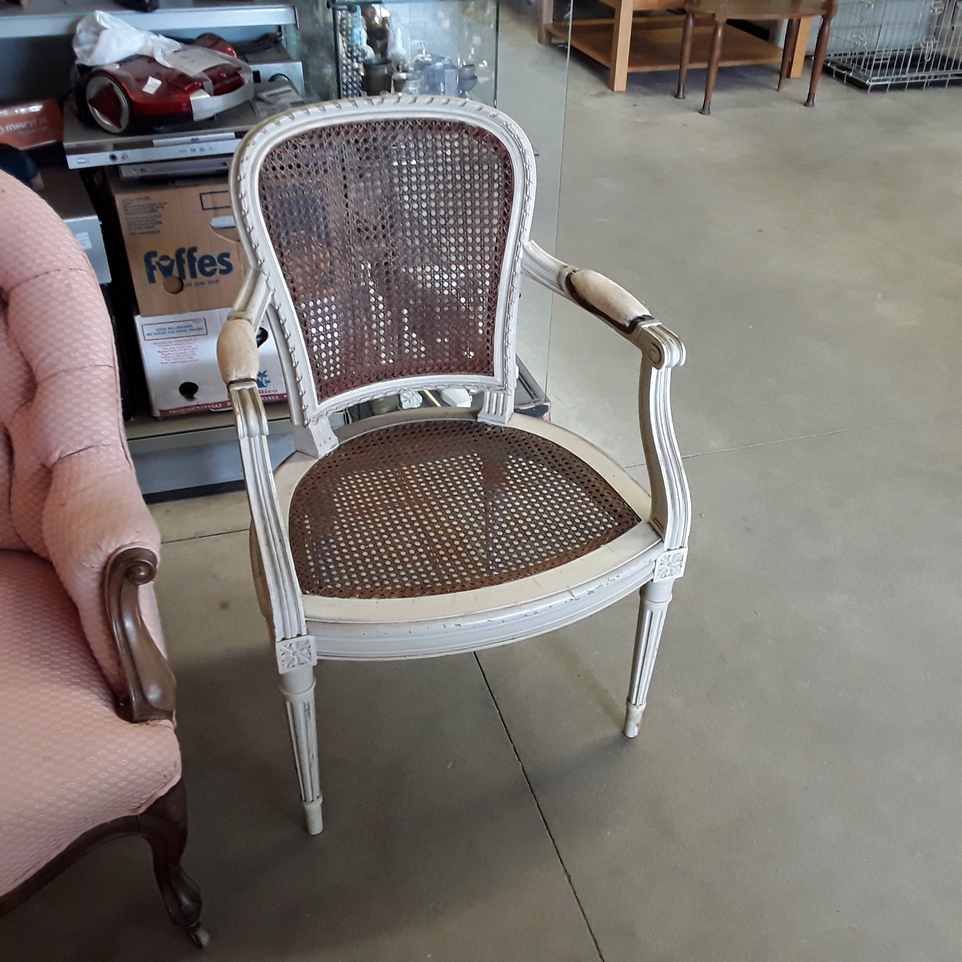<p>Fauteuil Style Louis XVI<br />canné patiné blanc<br />40,00 € T.T.C<br /><a href="/Article/122061?type=depose" style="color:white;" target="_blank">Lien vers l&#39;article</a></p>