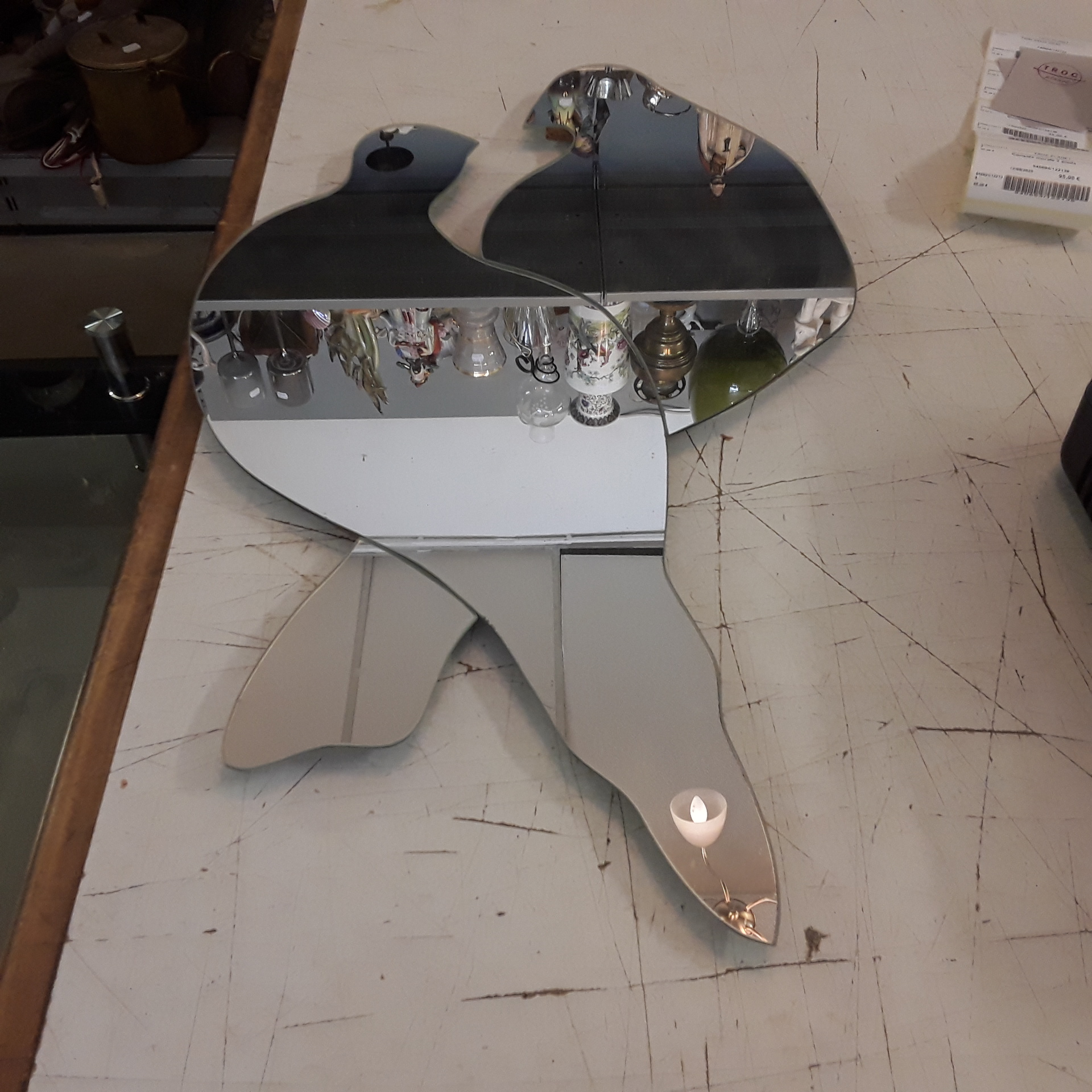 <p>Miroir 2 oiseaux<br />25,00 € T.T.C<br /><a href="/Article/122136?type=depose" style="color:white;" target="_blank">Lien vers l&#39;article</a></p>