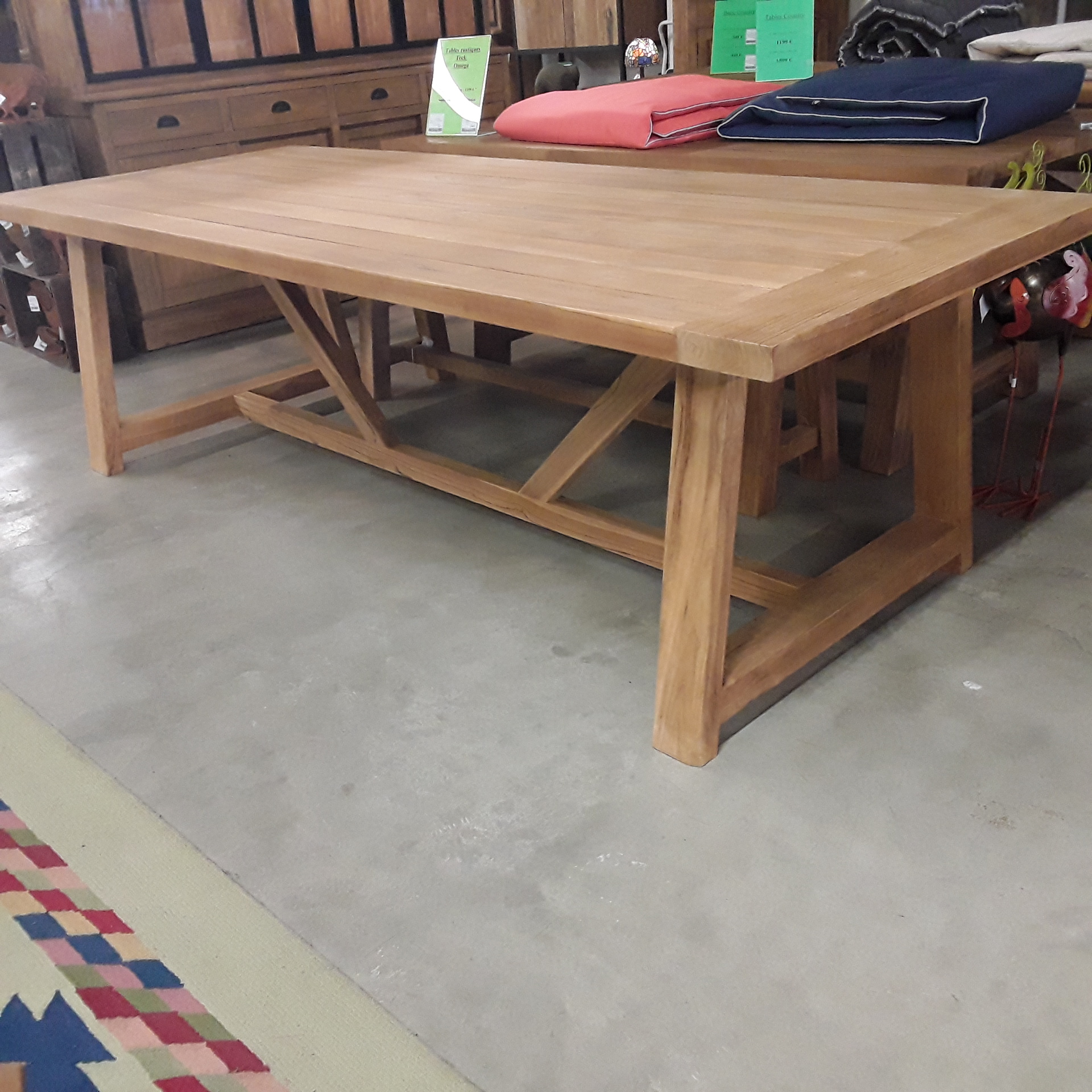 <p>Table Silang 260 x 100 Cm<br />(3)<br />1 399,00 € T.T.C<br /><a href="/Article/4555?type=neuf" style="color:white;" target="_blank">Lien vers l&#39;article</a></p>