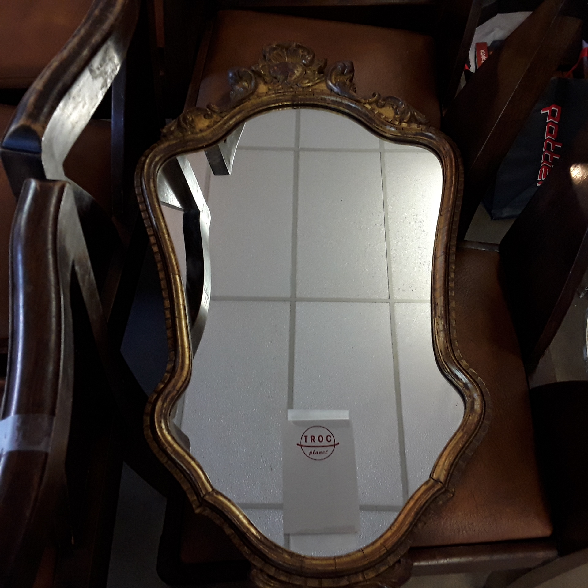 <p>Miroir style Louis XV<br />doré<br />28,00 € T.T.C<br /><a href="/Article/121252?type=depose" style="color:white;" target="_blank">Lien vers l&#39;article</a></p>