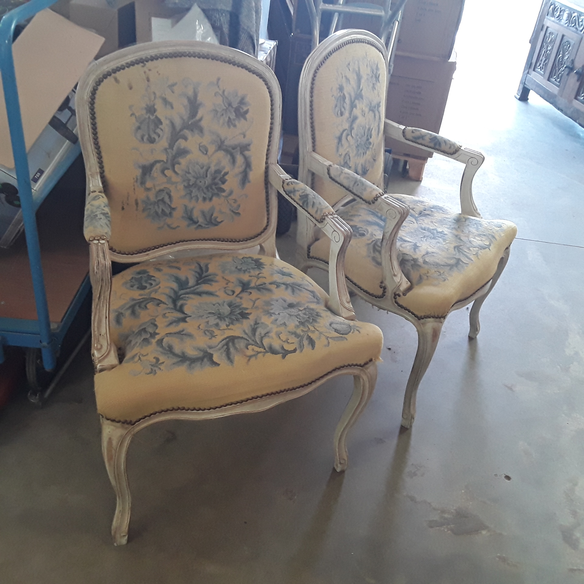 <p>Paire de fauteuils<br />Style Louis XV<br />48,00 € T.T.C<br /><a href="/Article/121820?type=depose" style="color:white;" target="_blank">Lien vers l&#39;article</a></p>