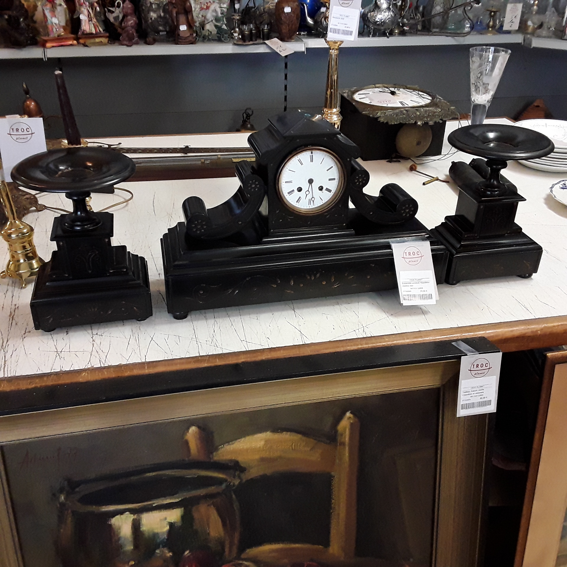 <p>Ensemble pendule Napoléon III<br />marbre noir<br />60,00 € T.T.C<br /><a href="/Article/122956?type=depose" style="color:white;" target="_blank">Lien vers l'article</a></p>