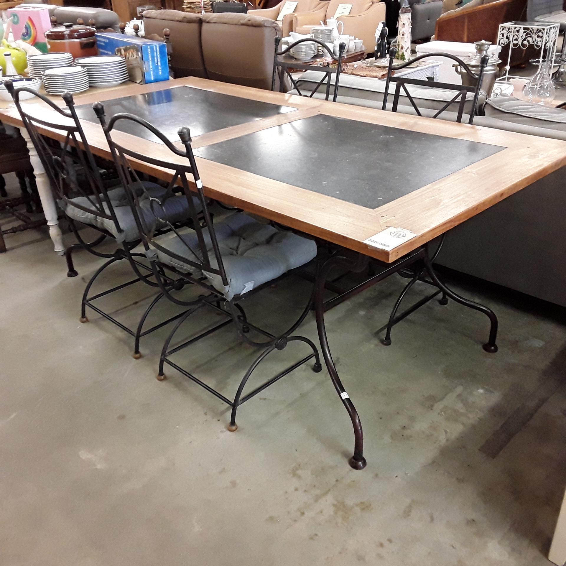 <p>Table chêne pierre bleu<br />200 x 100 cm + 4 chaises<br />295,00 € T.T.C<br /><a href="/Article/122835?type=depose" style="color:white;" target="_blank">Lien vers l&#39;article</a></p>