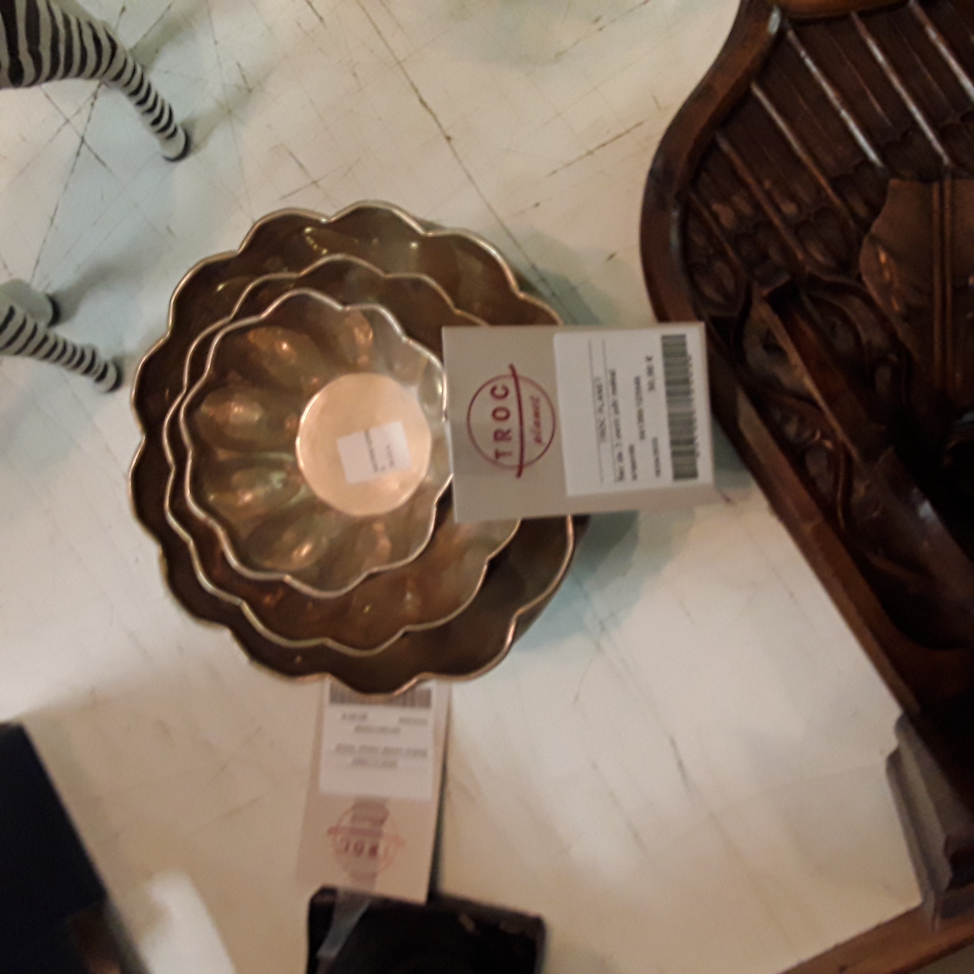 <p>Set de 3 petit pôt métal <br />argenté<br />30,00 € T.T.C<br /><a href="/Article/123546?type=depose" style="color:white;" target="_blank">Lien vers l'article</a></p>