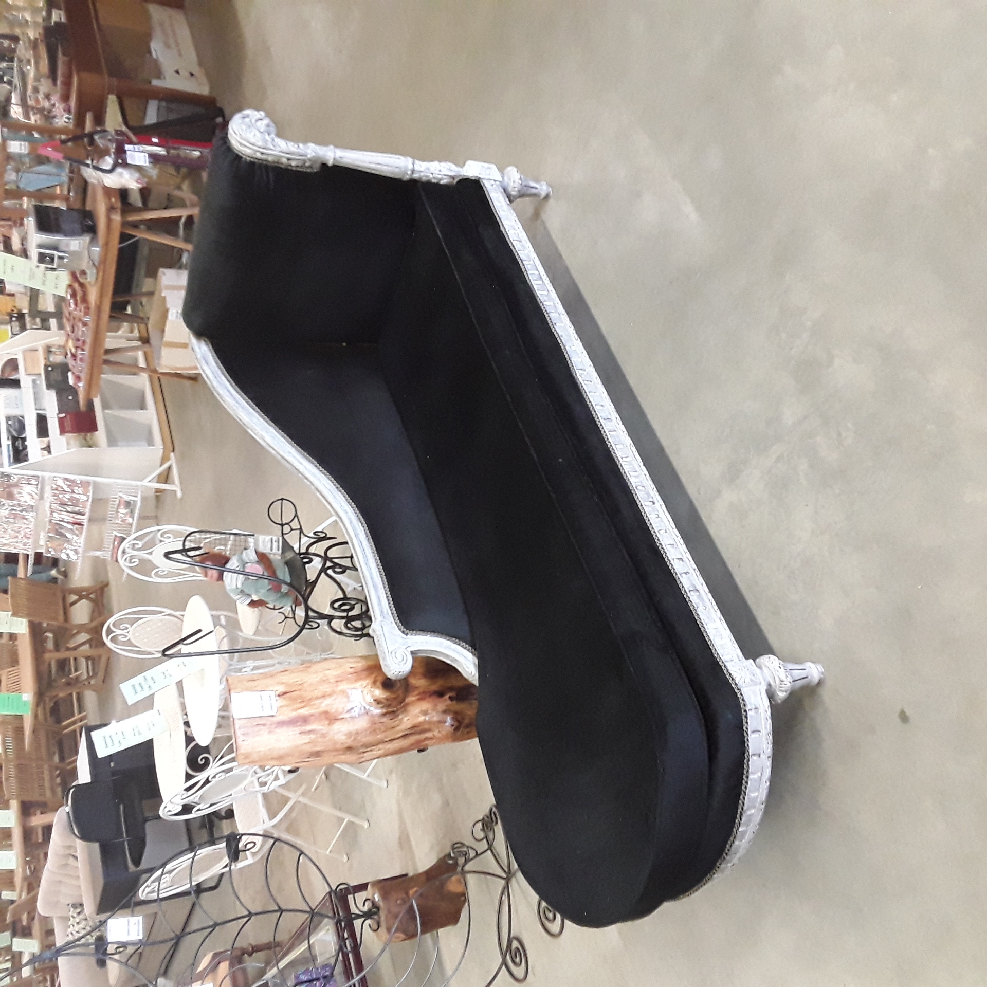 <p>Récamier Fauteuil structure<br /> bois travaillée velour noir <br />375,00 € T.T.C<br /><a href="/Article/124272?type=depose" style="color:white;" target="_blank">Lien vers l'article</a></p>