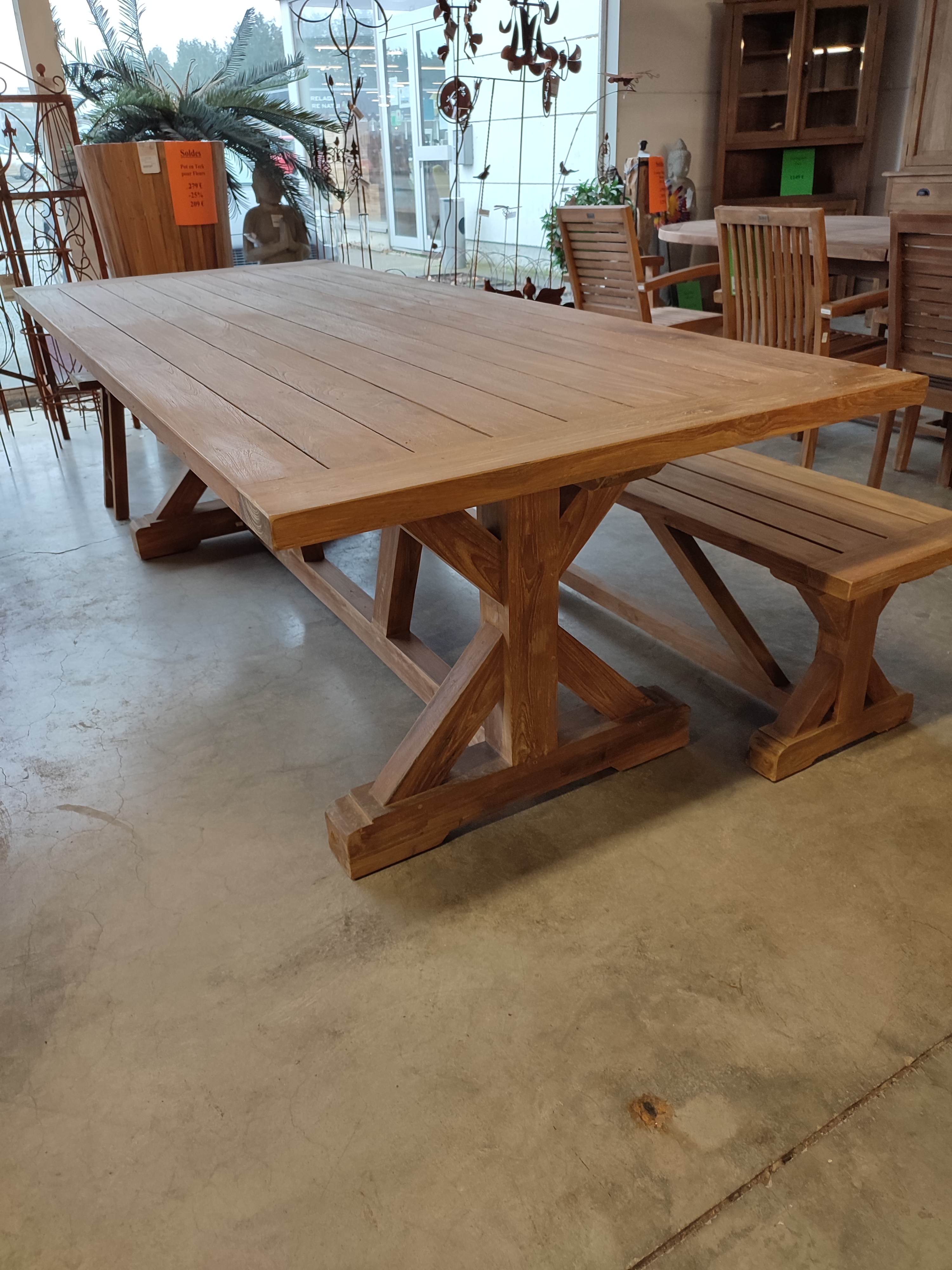 <p>Table Country 80-DT<br />300 x 100  Cm<br />1 599,00 € T.T.C<br /><a href="/Article/3352?type=neuf" style="color:white;" target="_blank">Lien vers l&#39;article</a></p>