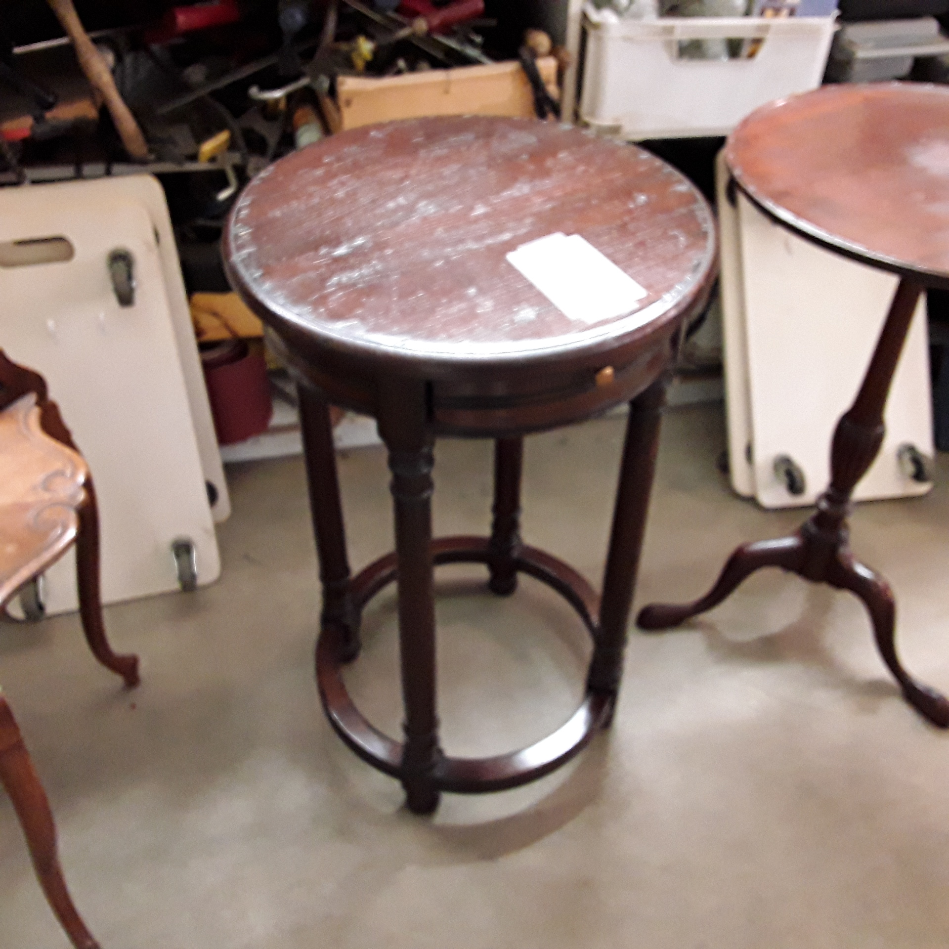 <p>Console ronde 1 tiroir<br />30,00 € T.T.C<br /><a href="/Article/122838?type=depose" style="color:white;" target="_blank">Lien vers l&#39;article</a></p>