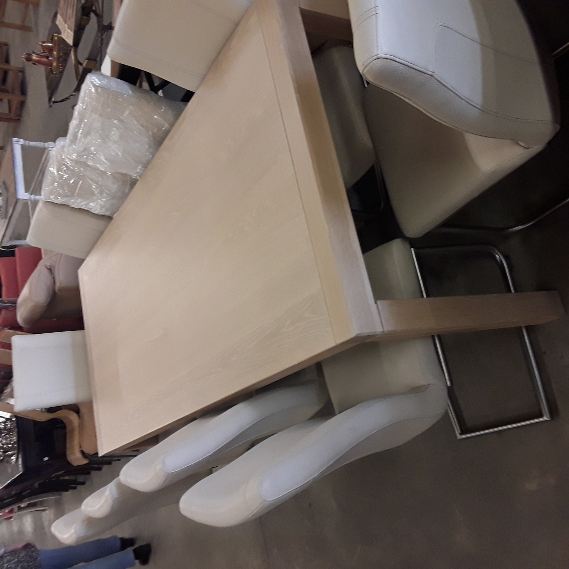 <p>Table Chêne clair<br />216*276* 99*H78cm<br />800,00 € T.T.C<br /><a href="/Article/123389?type=depose" style="color:white;" target="_blank">Lien vers l'article</a></p>