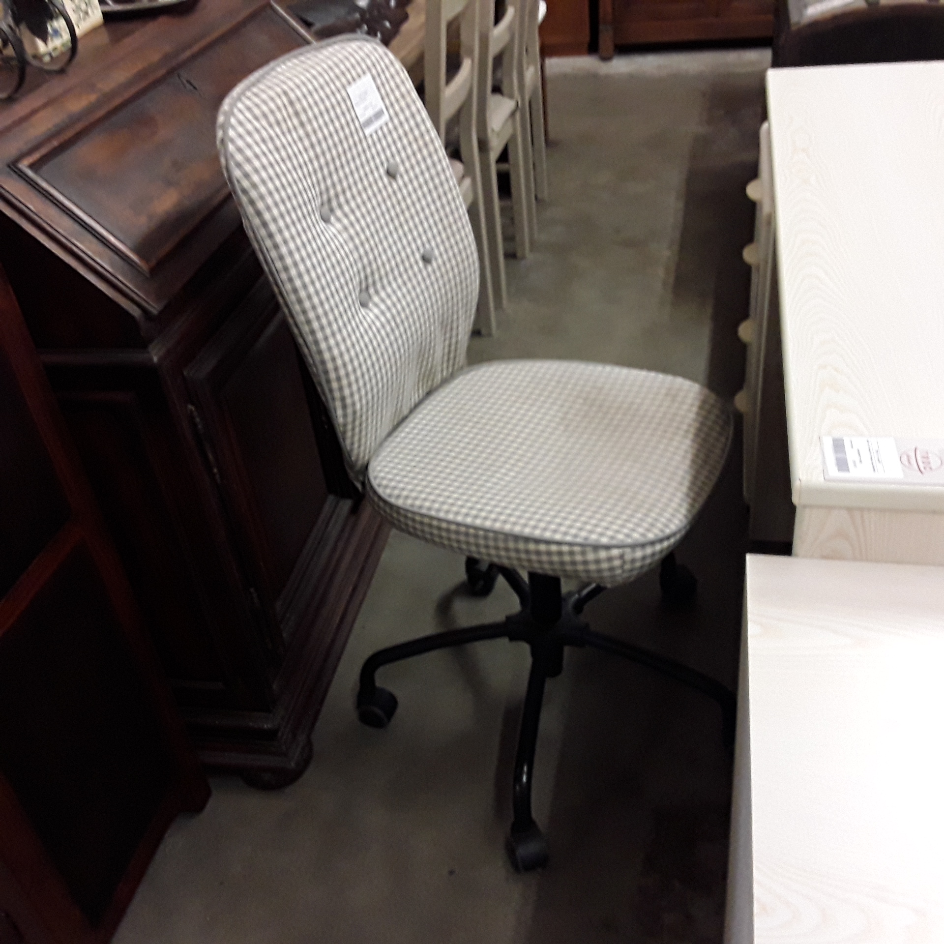 <p>Chaise de bureau<br />25,00 € T.T.C<br /><a href="/Article/121981?type=depose" style="color:white;" target="_blank">Lien vers l&#39;article</a></p>