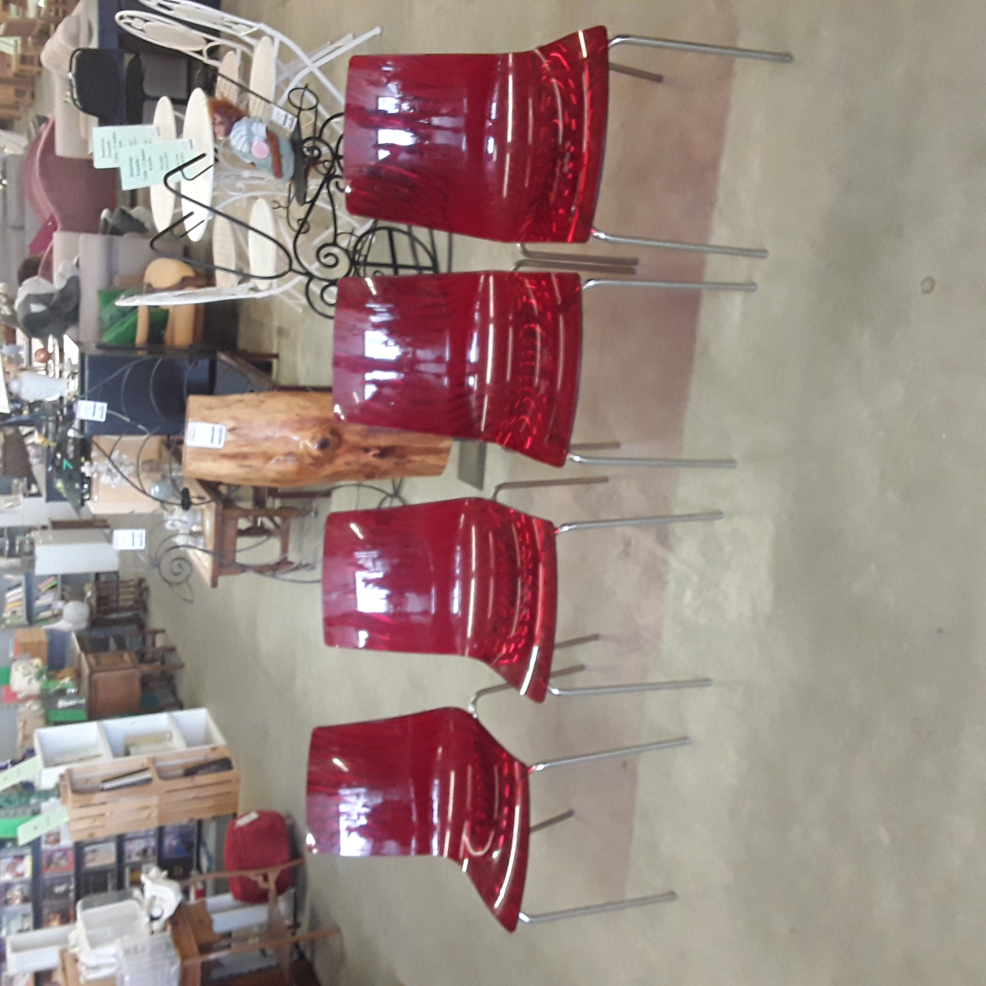 <p>Lot de 4 chaises Métal <br />Coque polycarbonate rouge<br />80,00 € T.T.C<br /><a href="/Article/124271?type=depose" style="color:white;" target="_blank">Lien vers l'article</a></p>